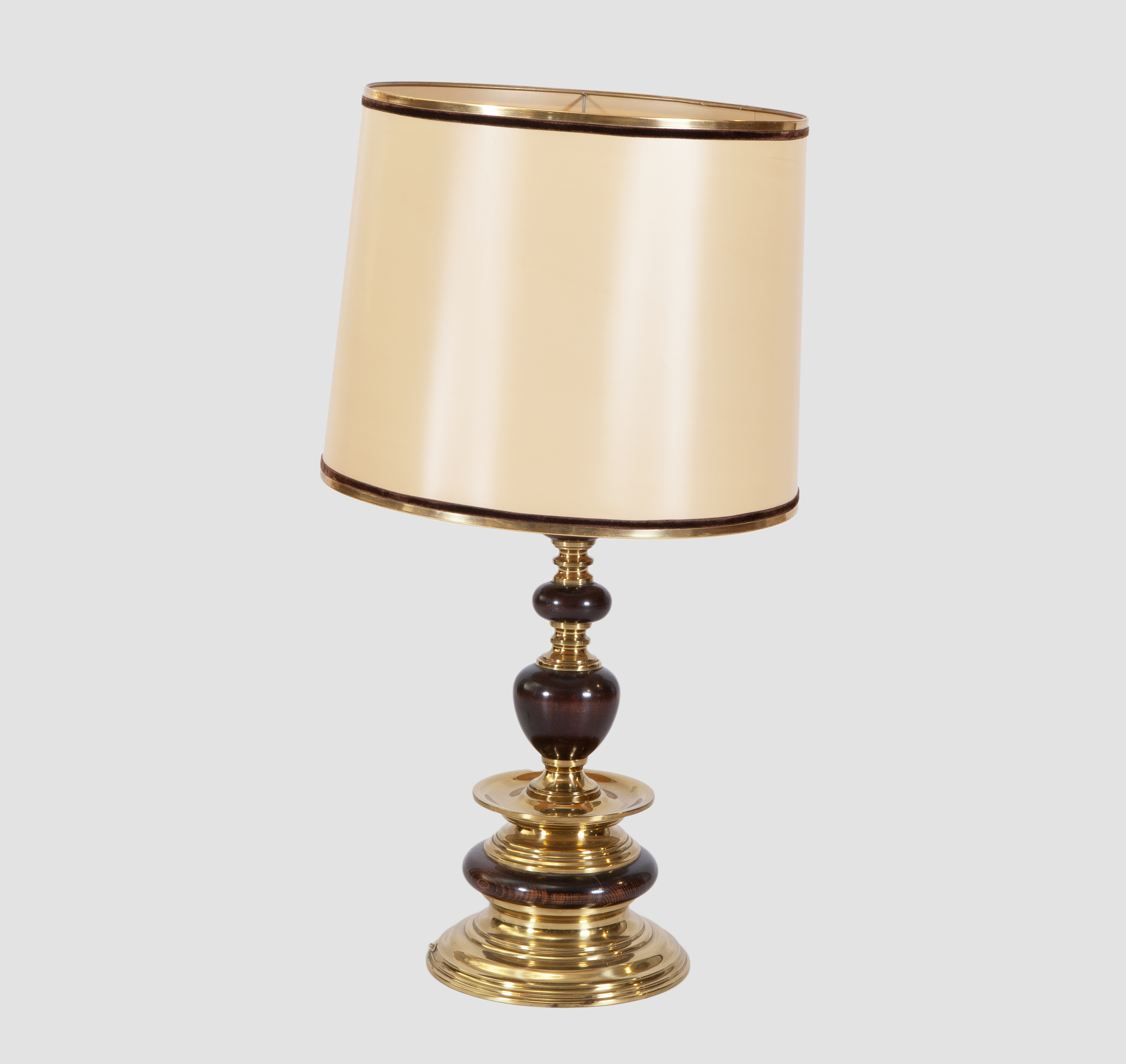 PAREJA DE LÁMPARAS DE MESA DE METAL DORADO Y MADERA DE GUST
