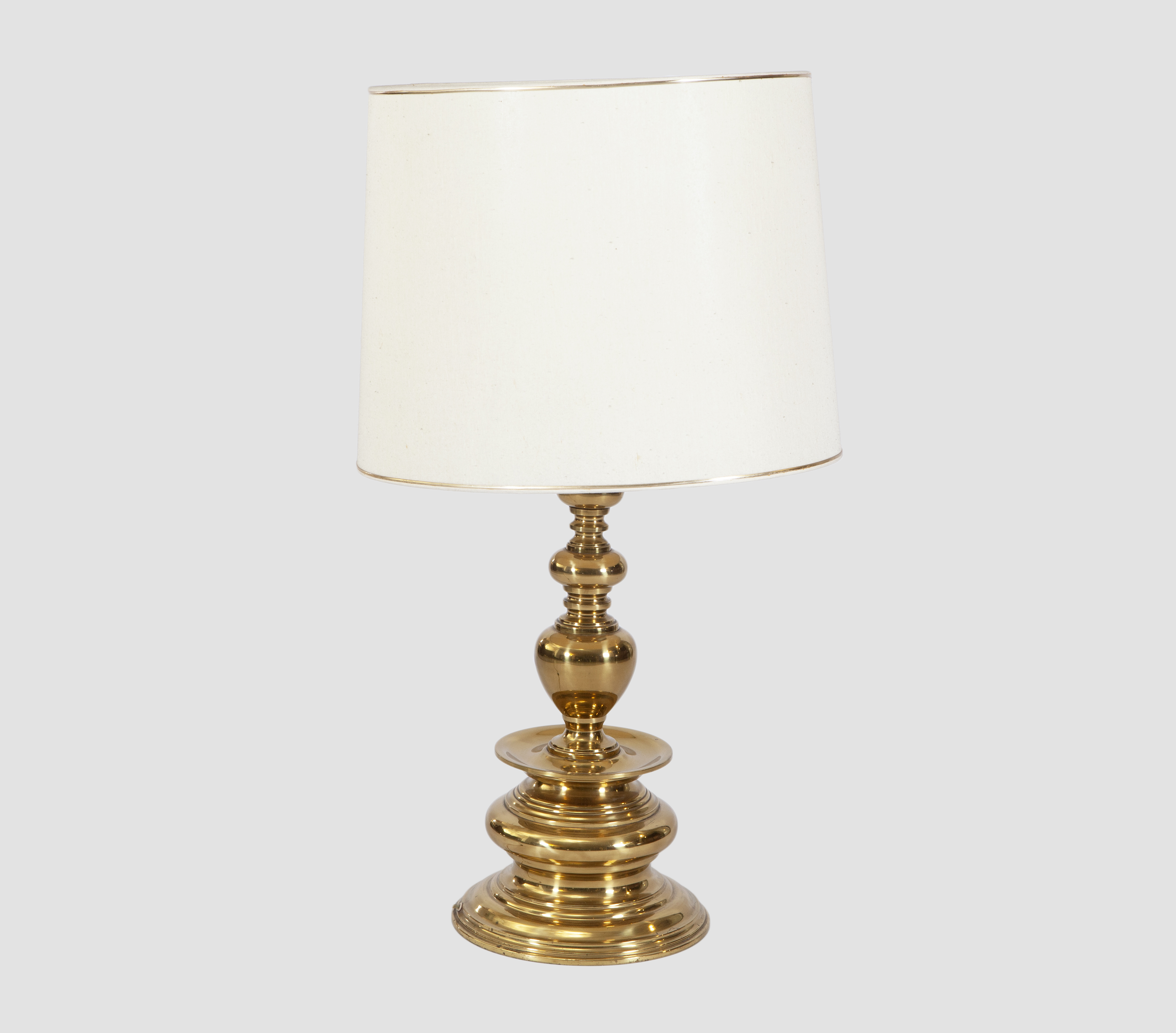 PAREJA DE LÁMPARAS DE MESA DE METAL DORADO