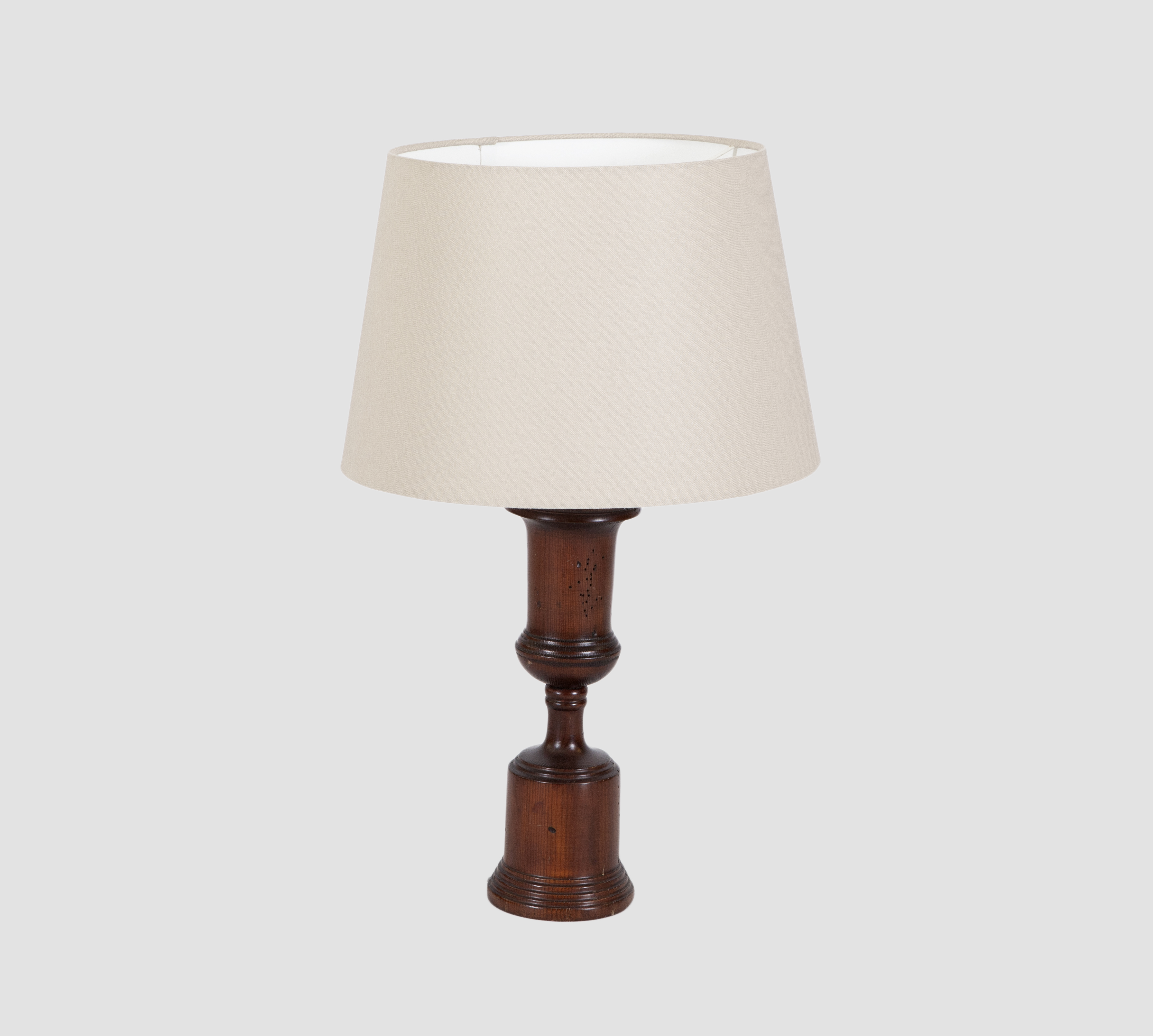 LÁMPARA DE MESA DE MADERA TALLADA EN FORMA DE COPA DE GUSTO