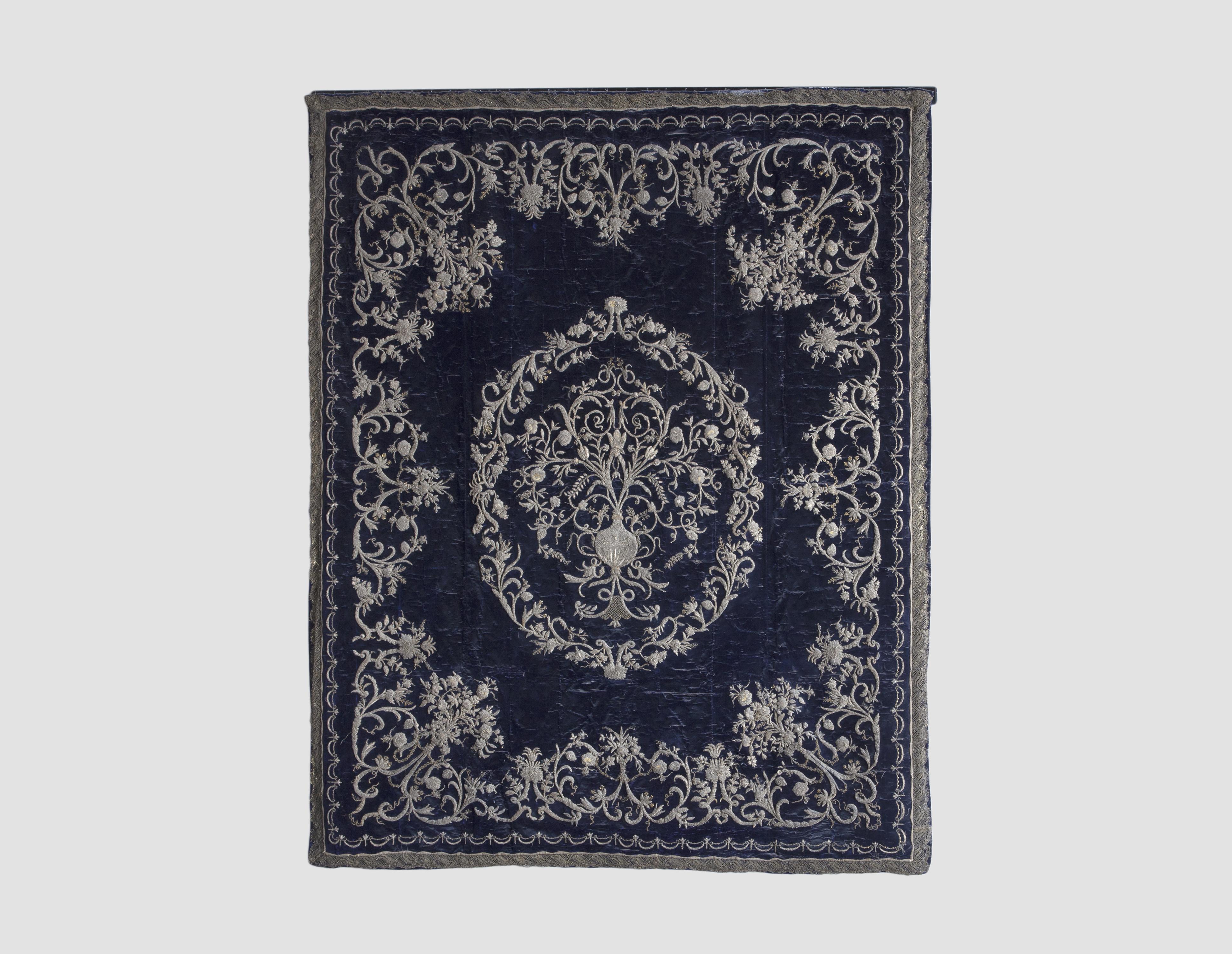 TAPIZ EN TERCIOPELO AZUL COBALTO CON DECORACIÓN CENTRAL DE