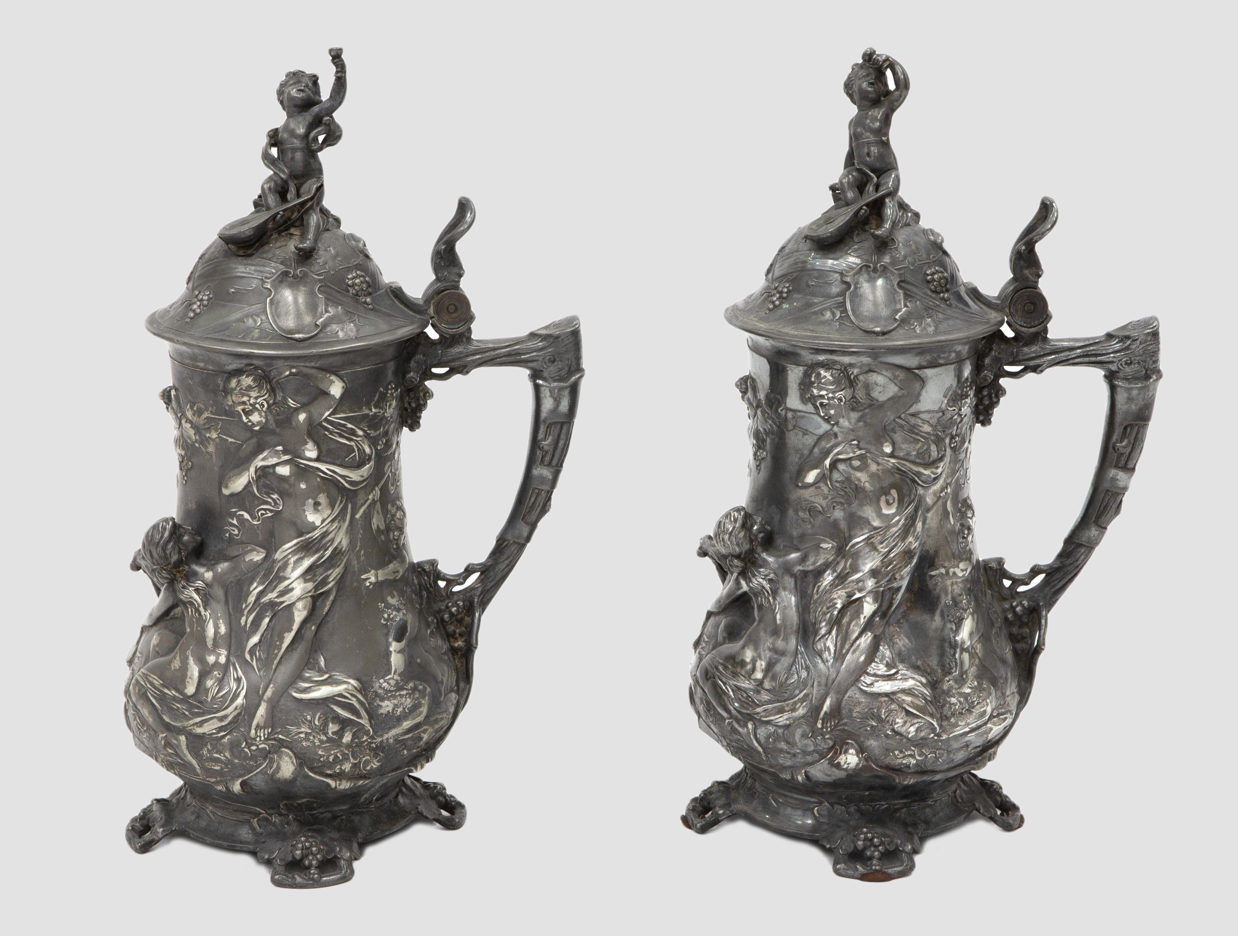 PAREJA DE JARRAS FRANCESAS EN PELTRE CON DECORACIÓN REPUJAD