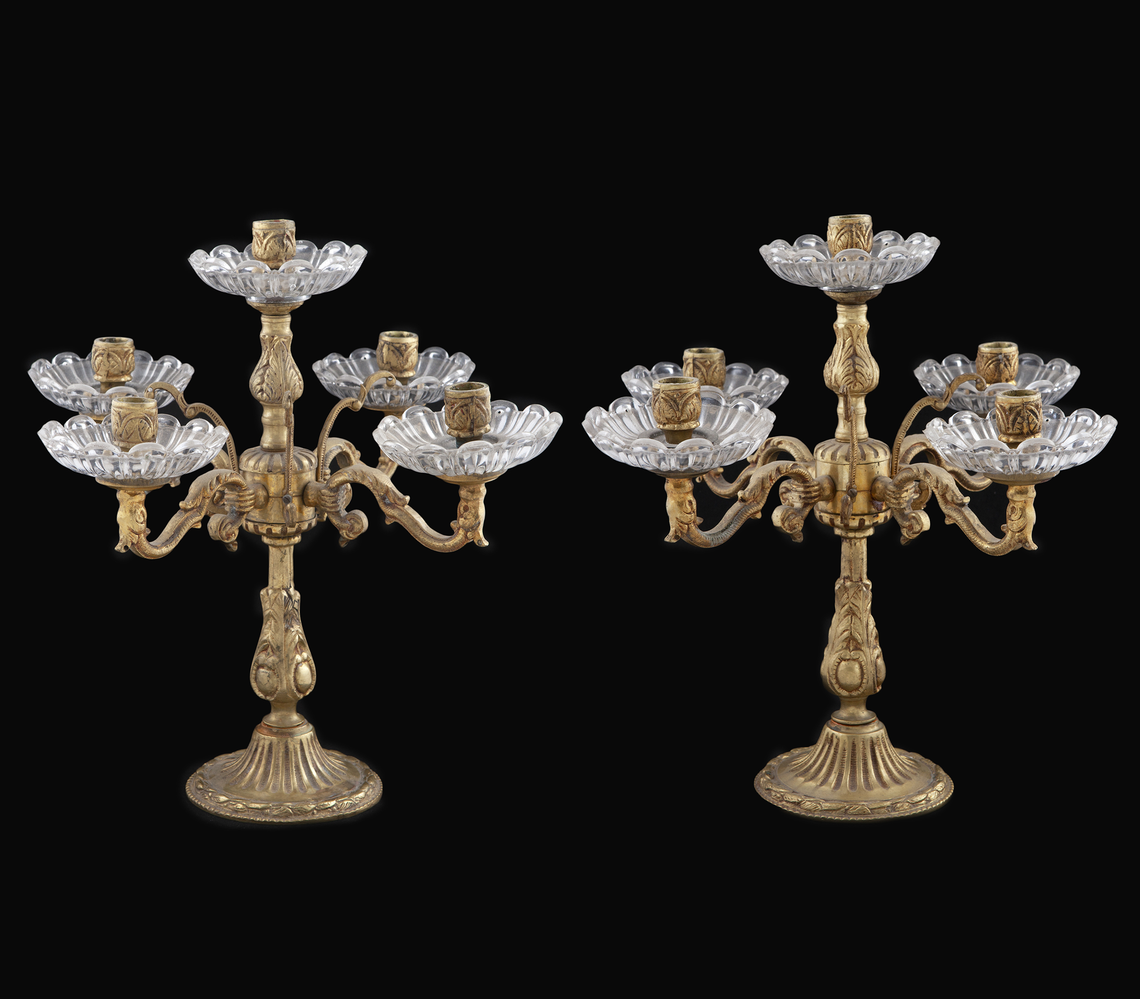 PAREJA DE CANDELABROS EN BRONCE DORADO Y VIDRIO TALLADO. PP