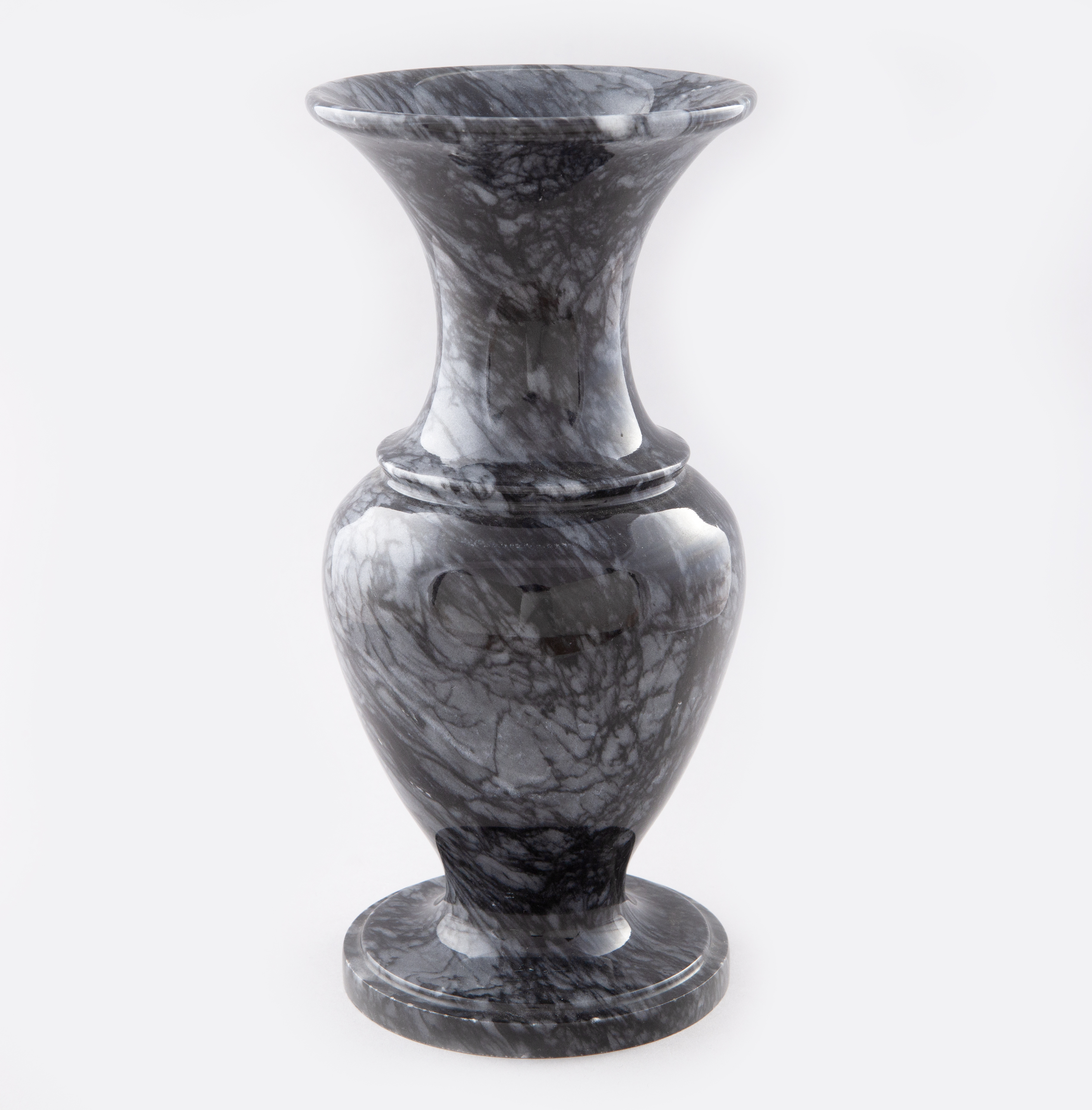 JARRÓN DE PIEDRA GRIS CON DECORACIÓN GRABADA. 