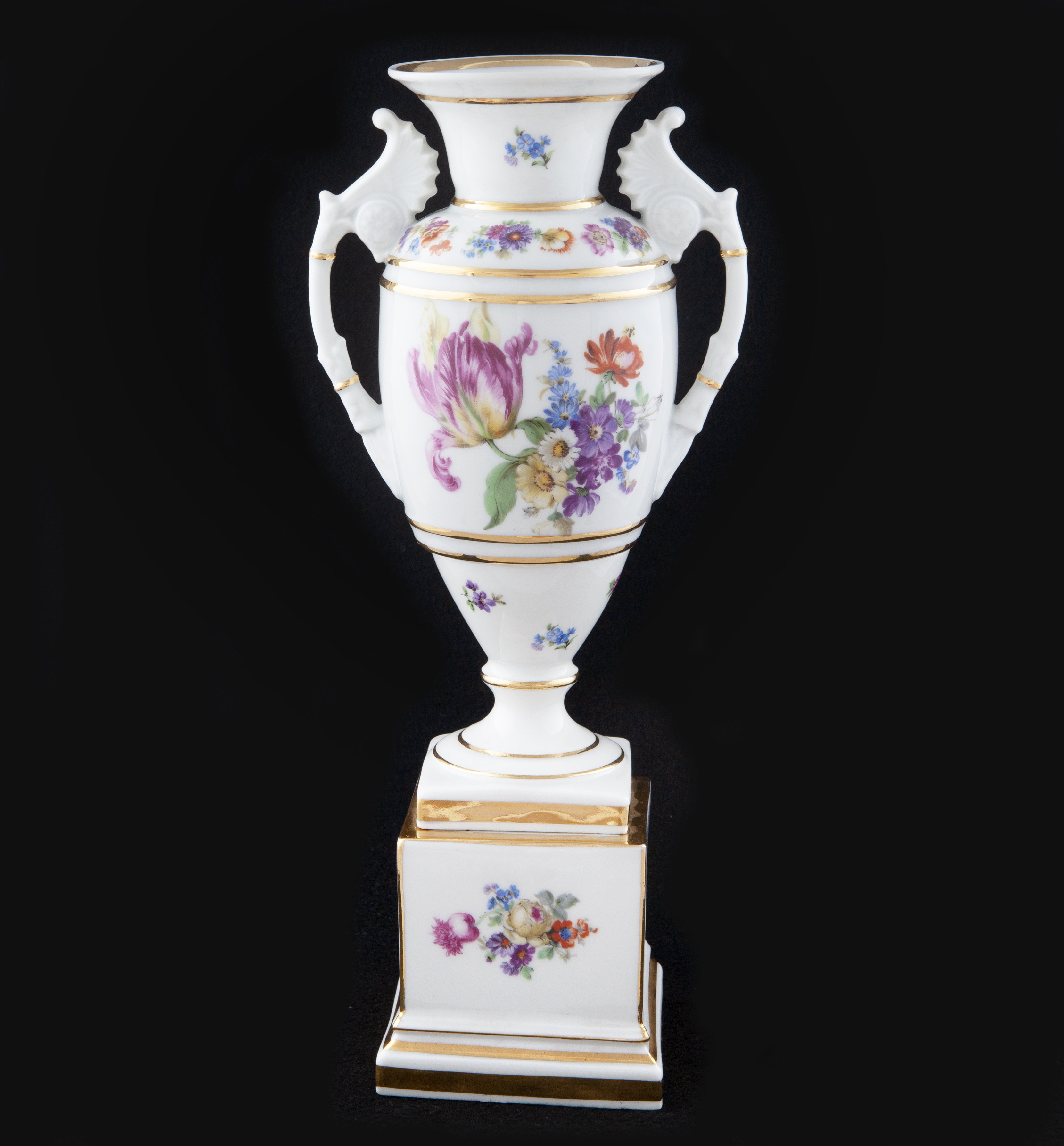 COPA DECORATIVA DE PORCELANA S.XX