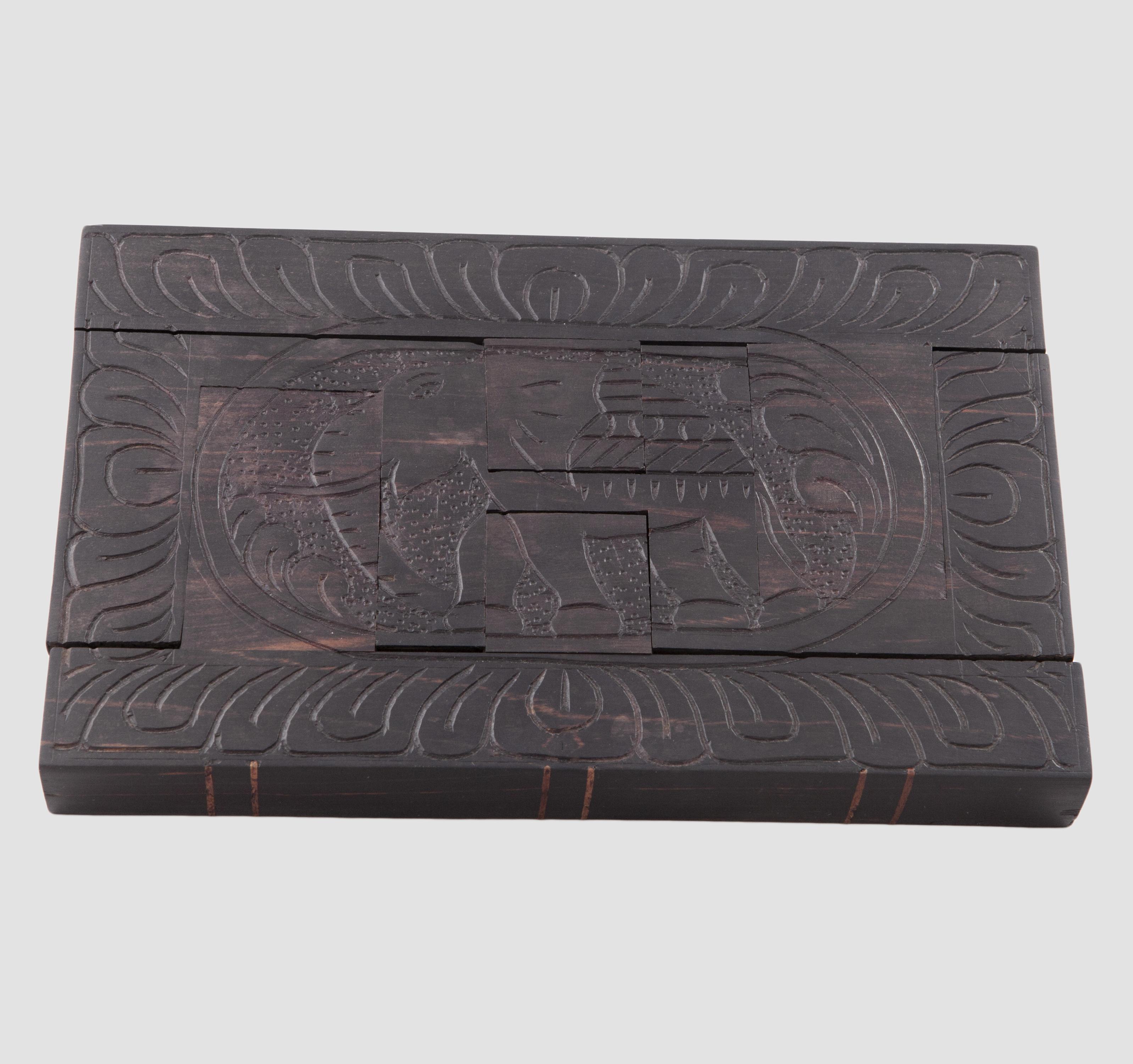 CAJA TIPÒ PUZZLE DE MADERA EBONIZADA CON DECORACIÓN GRABADA