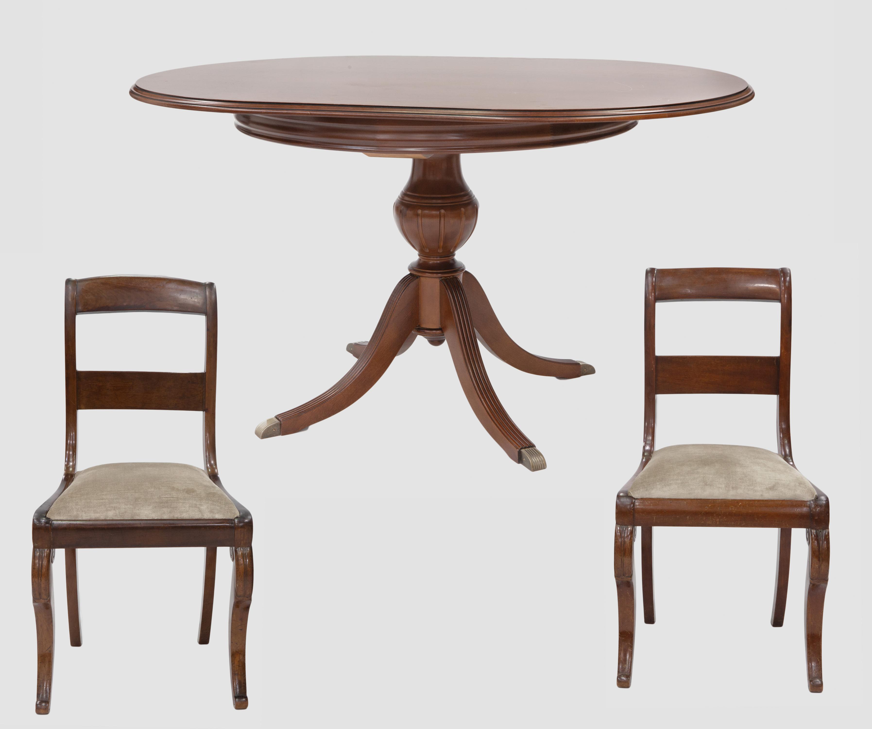 CONJUNTO DE MESA Y DOS SILLAS DE COMEDOR ESTILO REGENCY. 