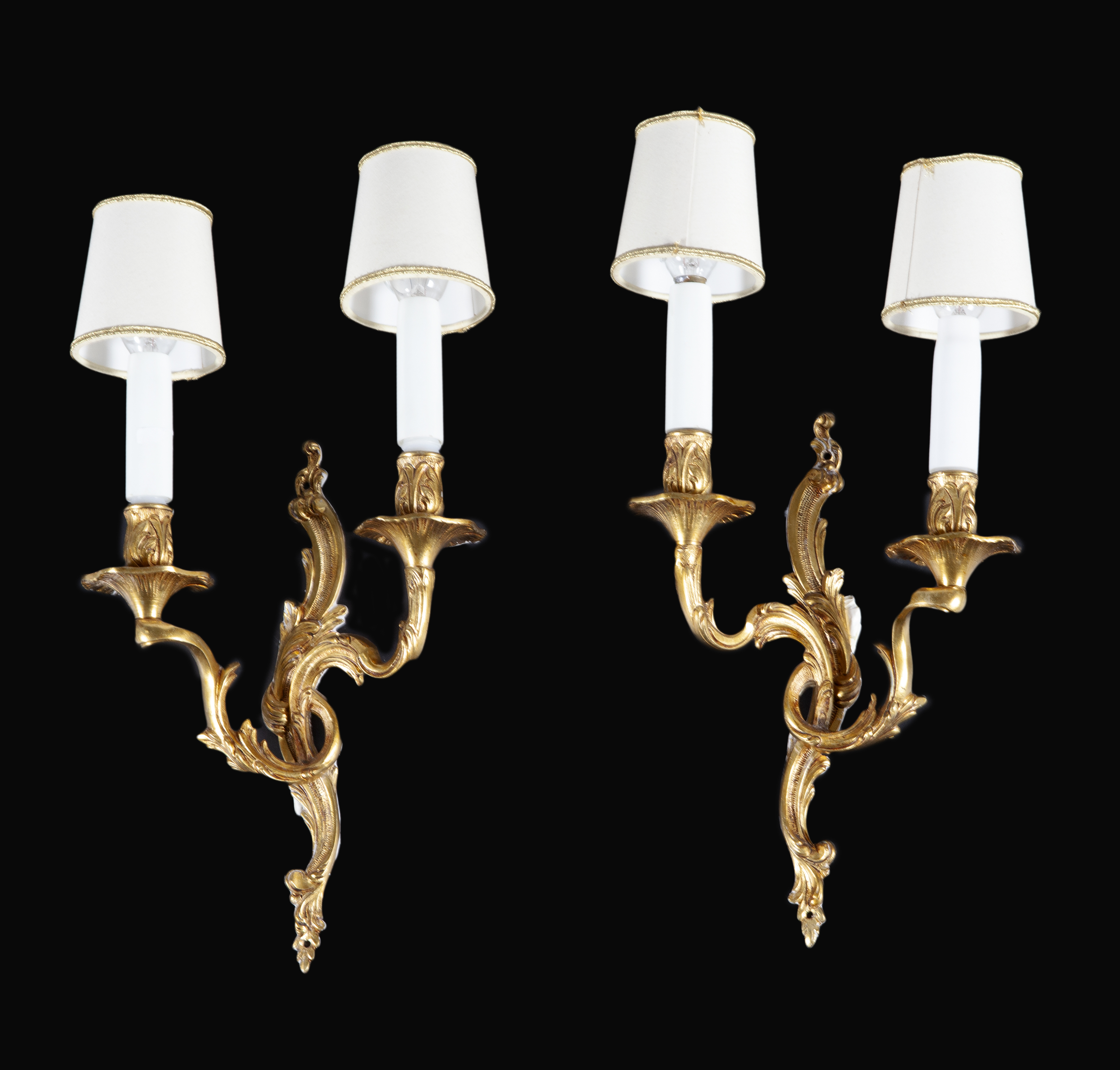 PAREJA DE APLIQUES DE DOS LUCES ESTILO LUIS XV DE BRONCE DO