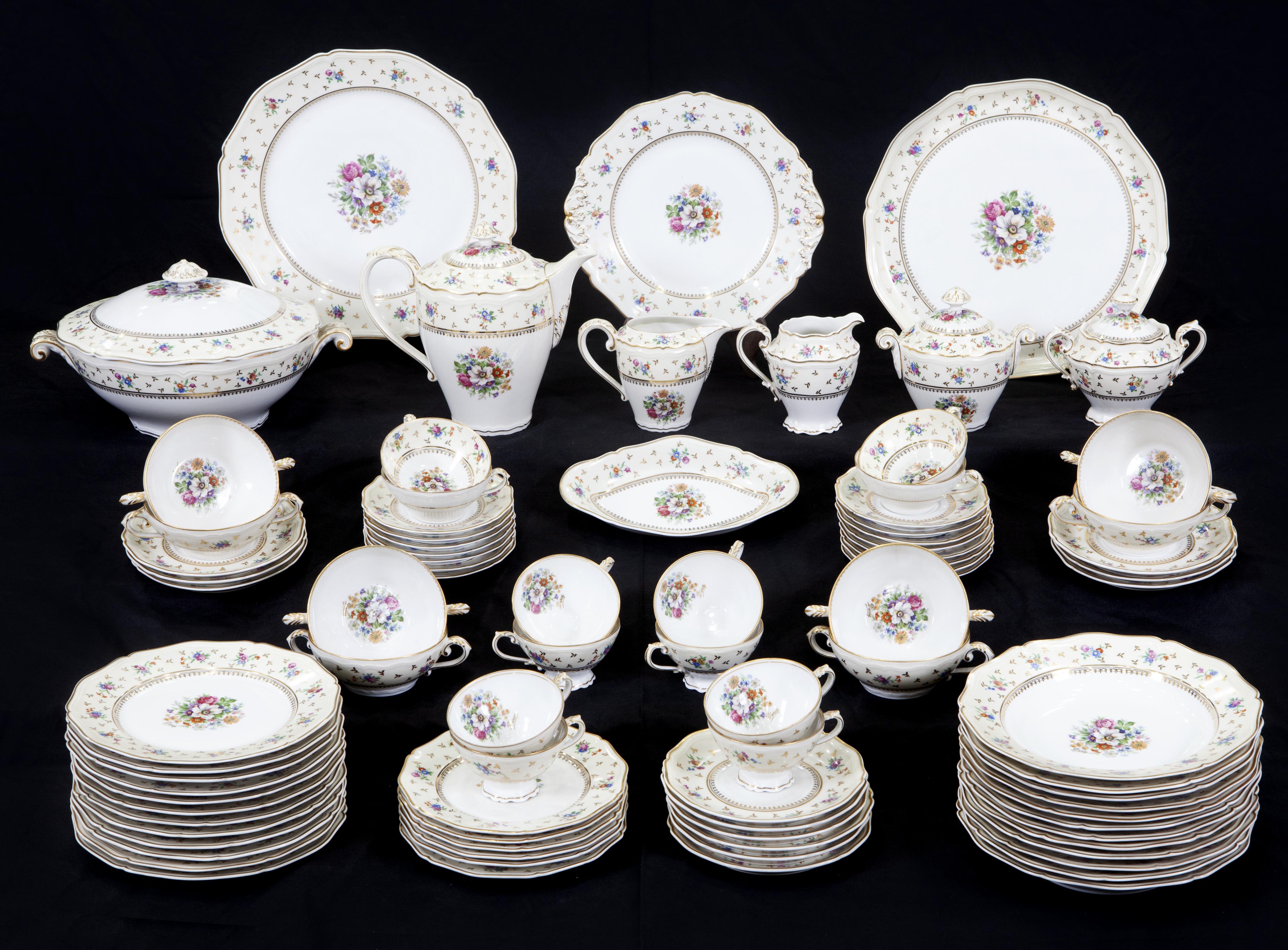 VAJILLA DE  PORCELANA DE LIMOGES CON DECORACIÓN FLORAL EN E