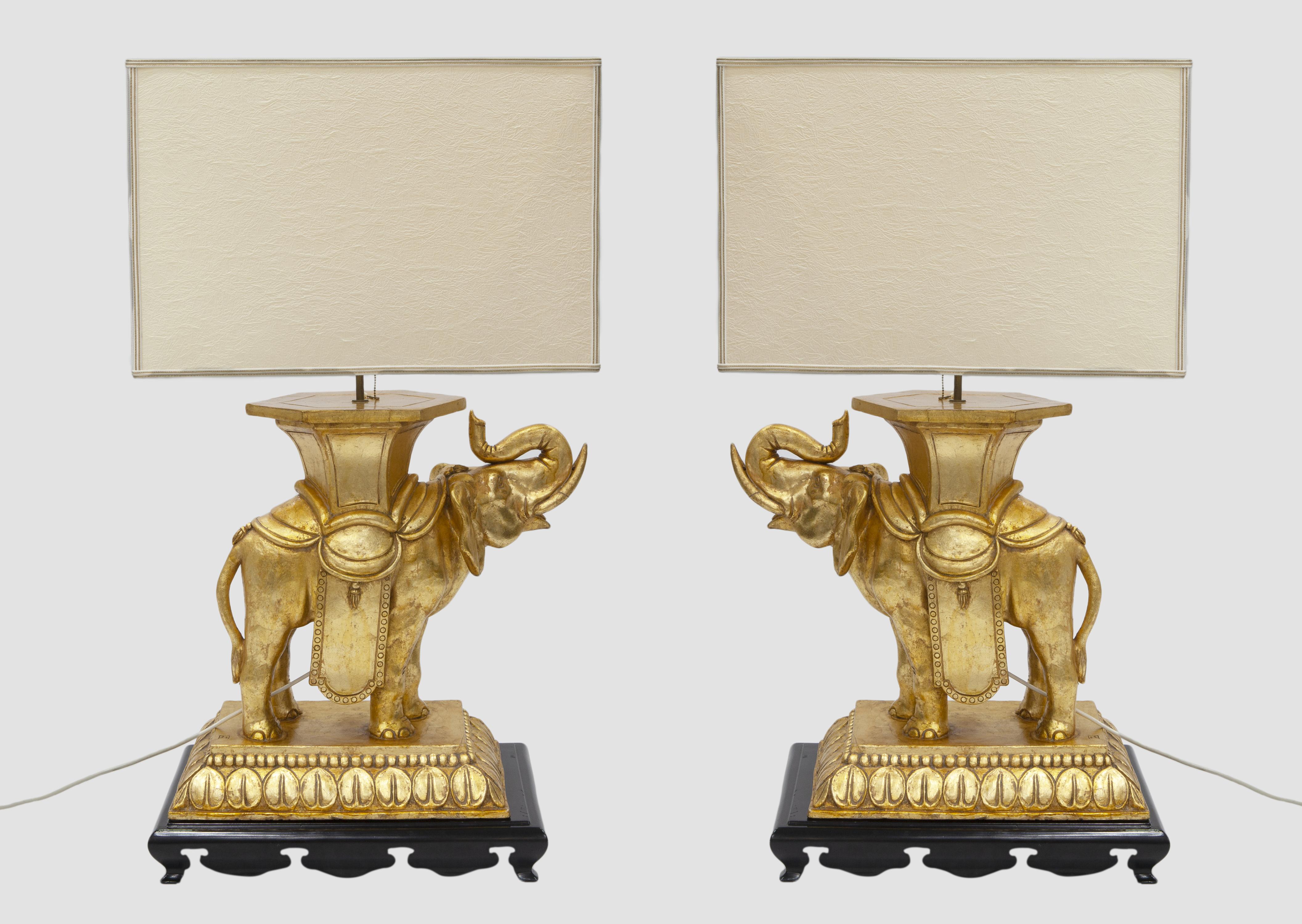 PAREJA DE LÁMPARAS DE MESA DE METAL DORADO EN FORMA DE ELEF