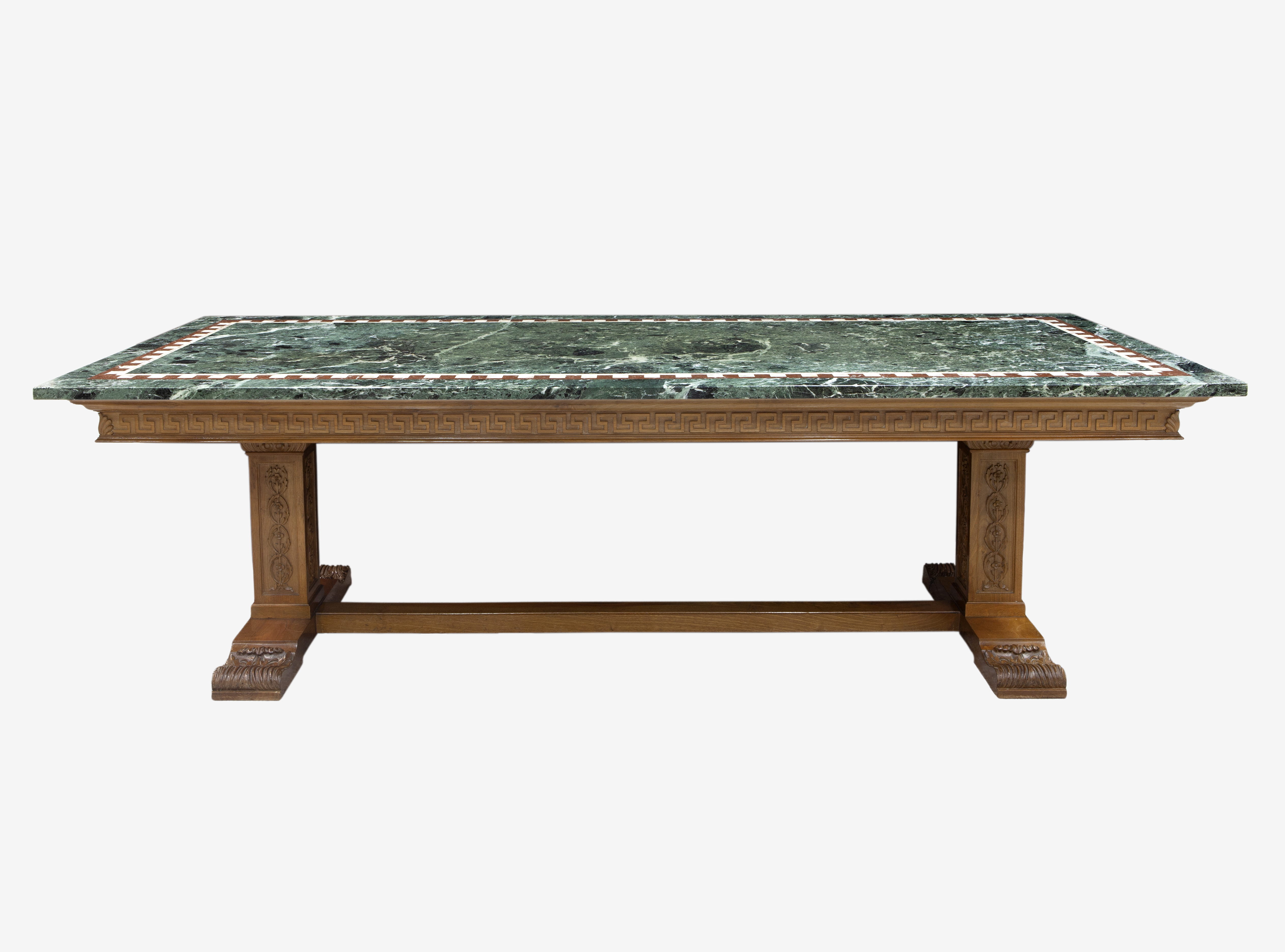 GRAN MESA DE COMEDOR CON SOBRE DE MÁRMOL VERDE Y DECORACIÓN