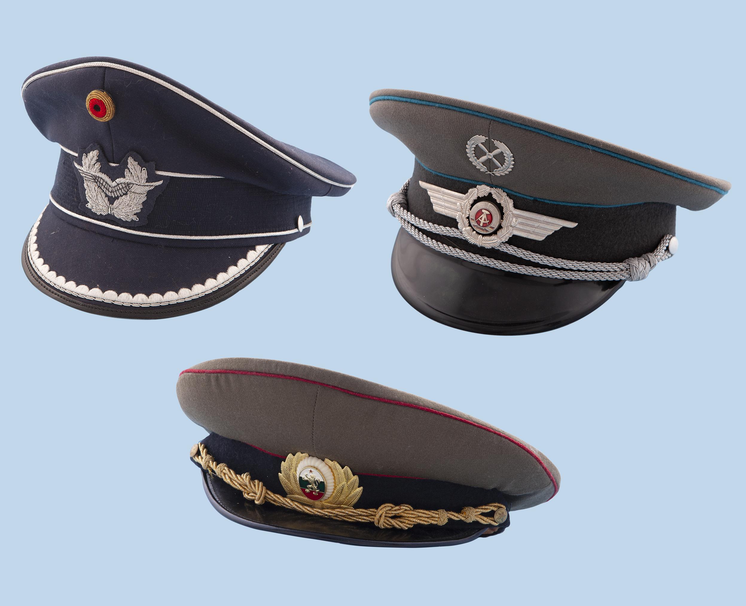 CONJUNTO DE 3 GORRAS MILITARES HISTÓRICAS