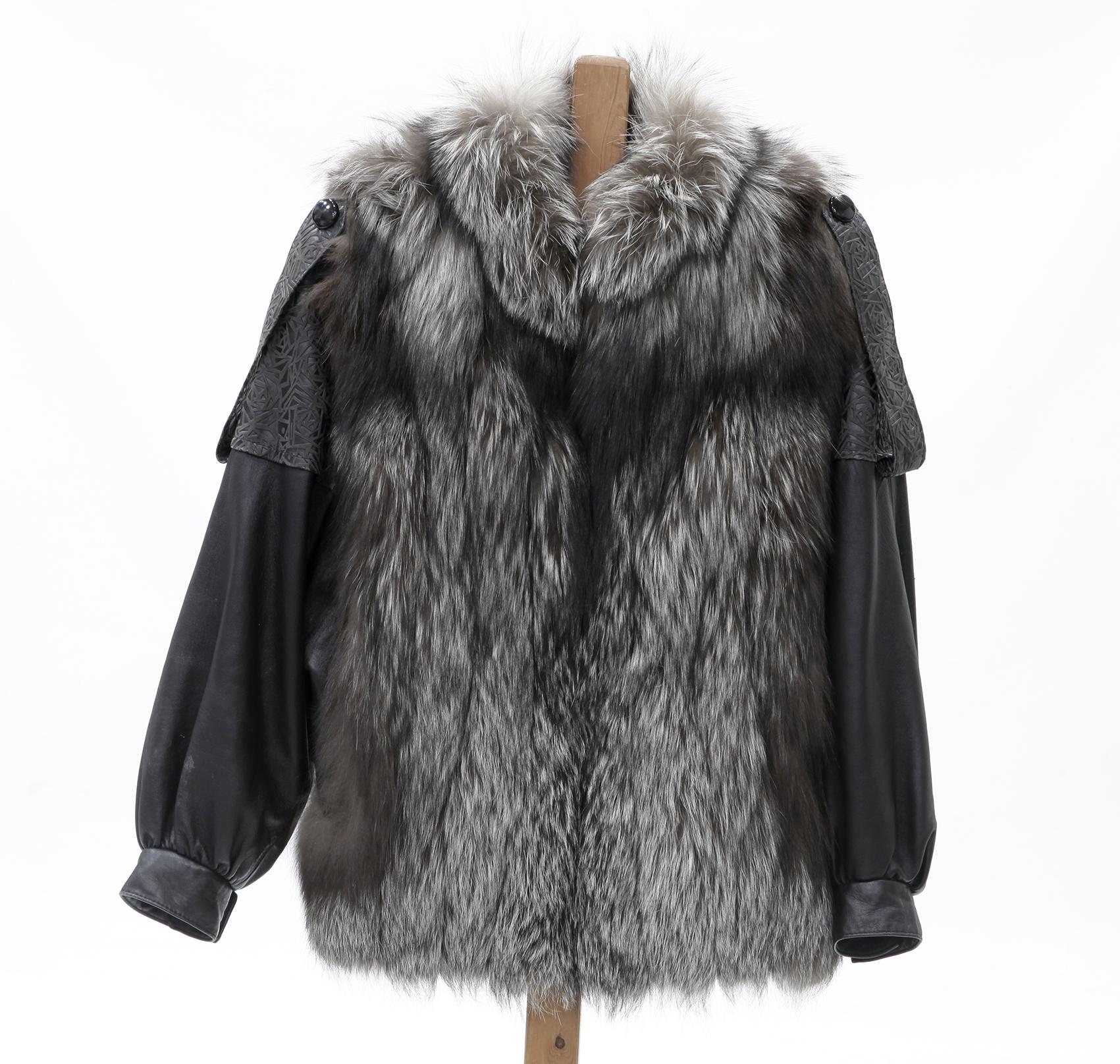 CHAQUETA DE PIEL CON DECORACIÓN GEOMÉTRICA Y APLICACIONES D