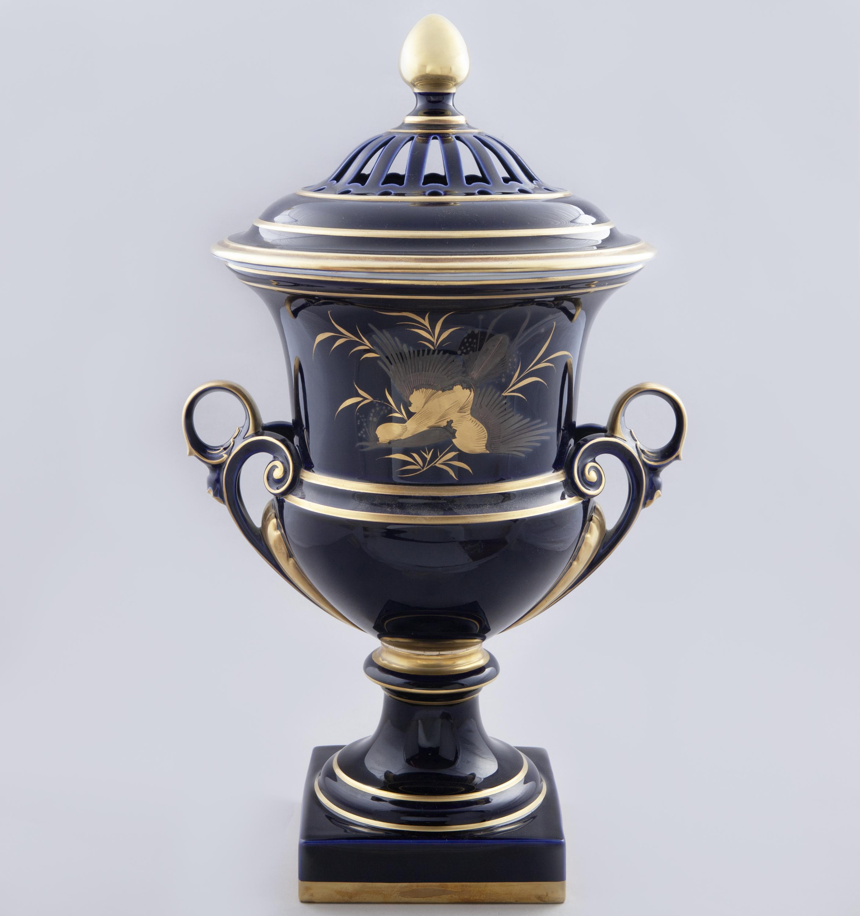 JARRÓN EN FORMA DE COPA CLÁSICA DE PORCELANA AZUL MARCA CAP