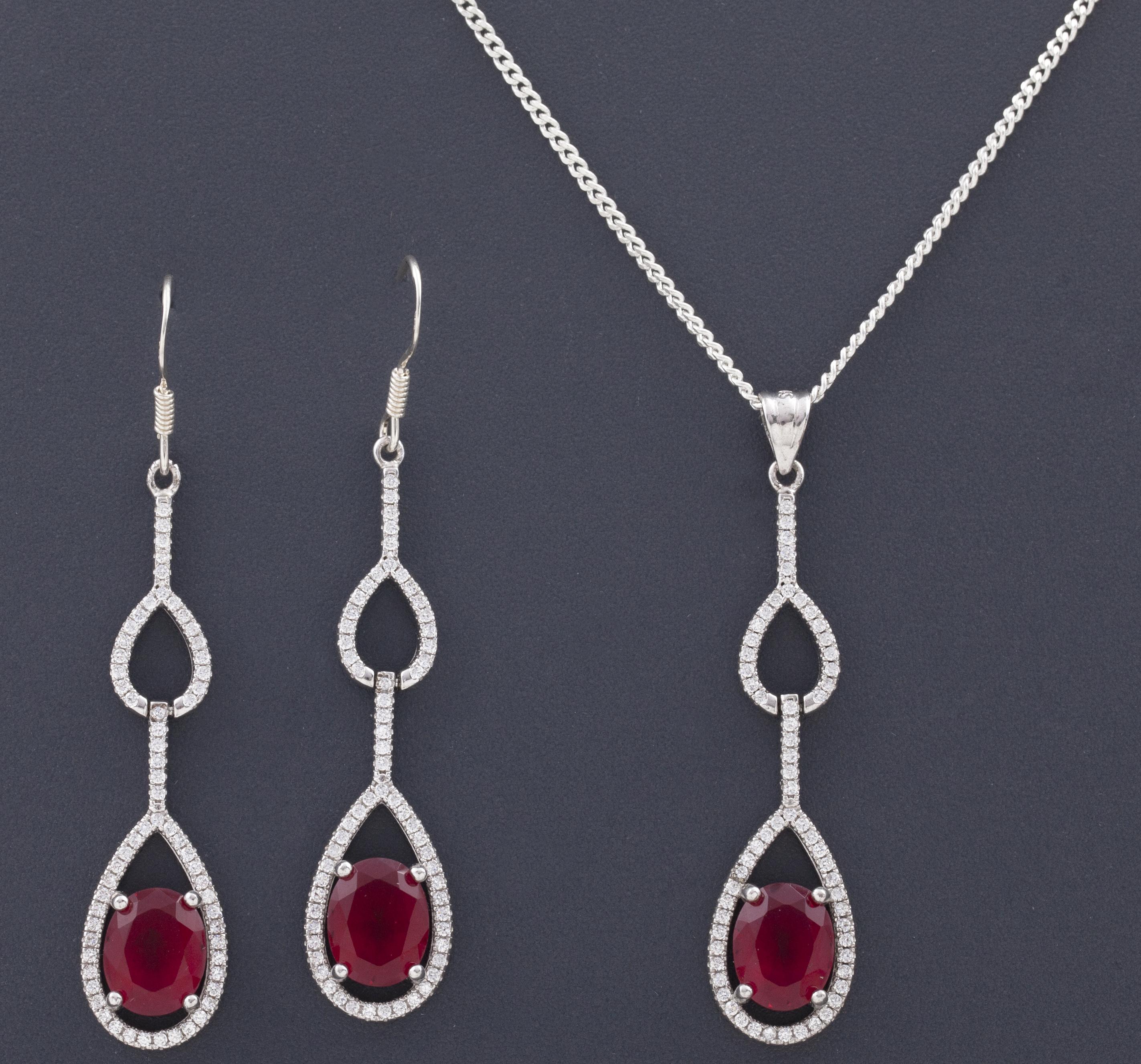 Conjunto pendientes y colgante con cadena 