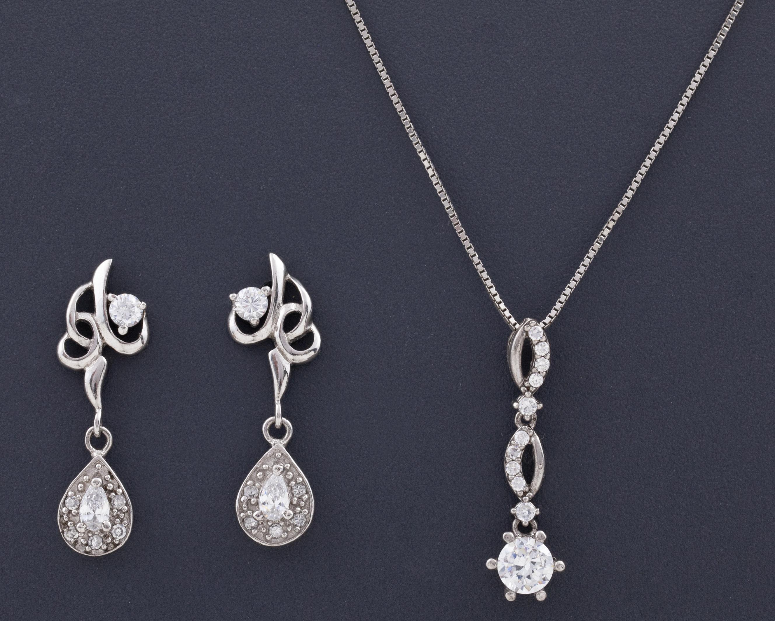 Conjunto colgante , cadena y pendientes 