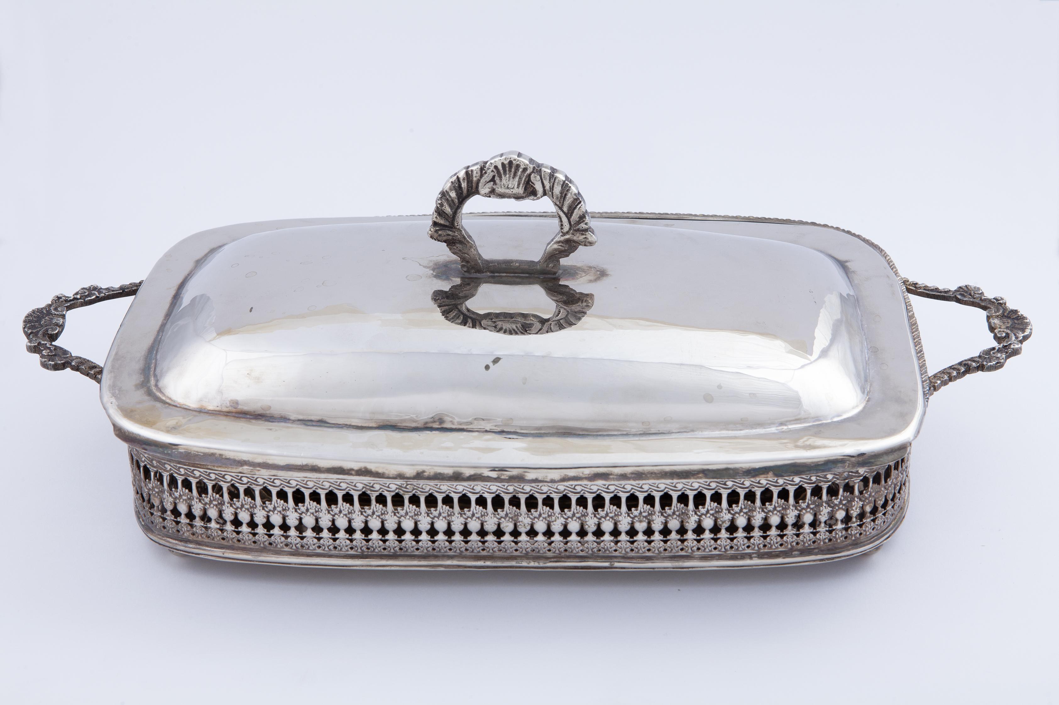 PRESENTADOR CON TAPA EN METAL PLATEADO CON PERFIL CALADO,
