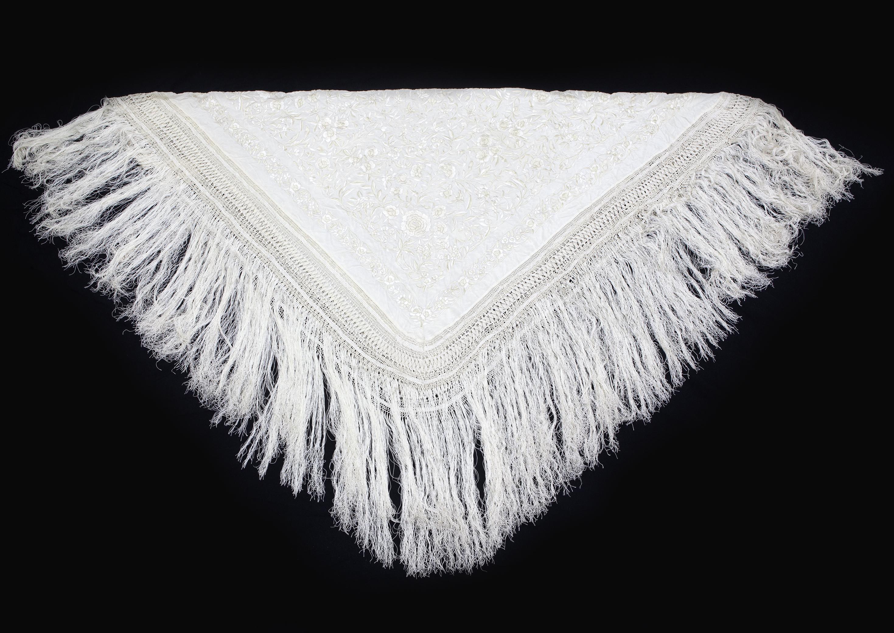 MANTÓN DE MANILA BORDADO EN SEDA CON MOTIVOS FLORALES, EN T