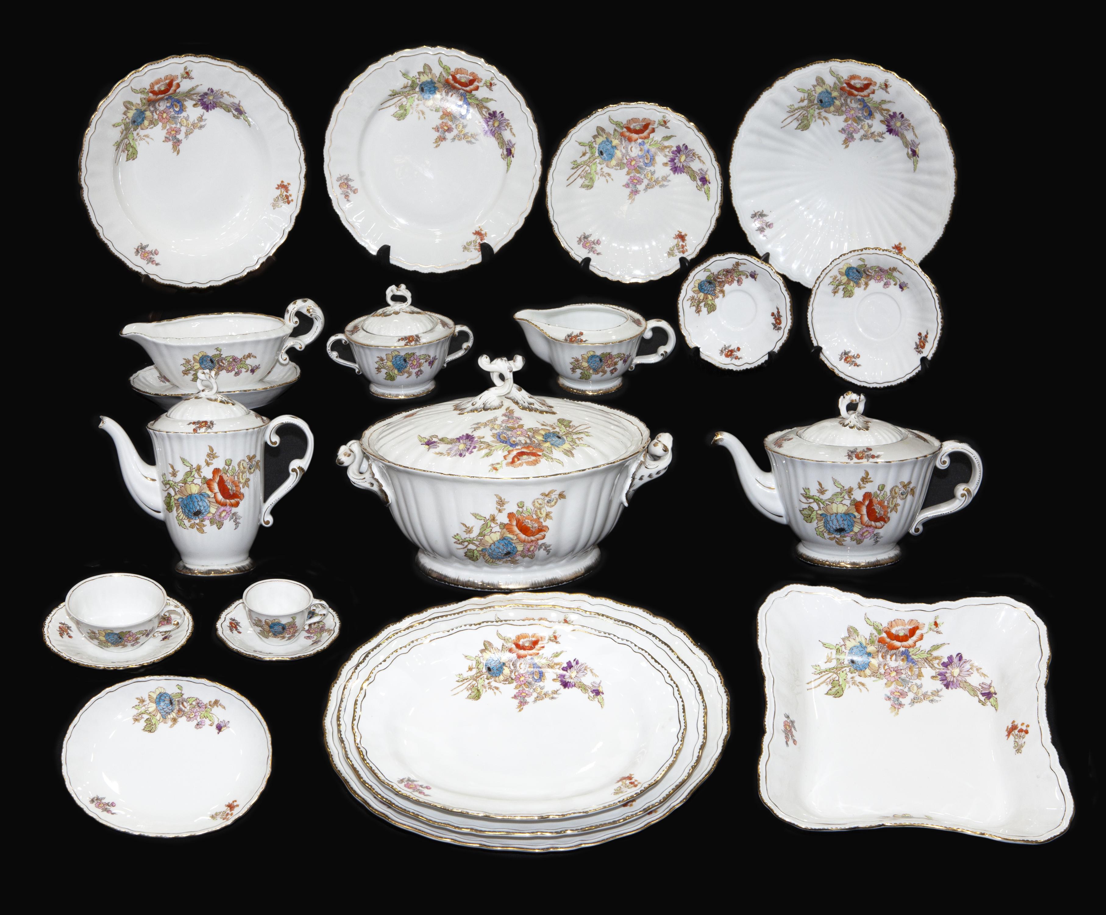 VAJILLA DE PORCELANA HISPANIA CON DECORACIÓN FLORAL Y BORDE