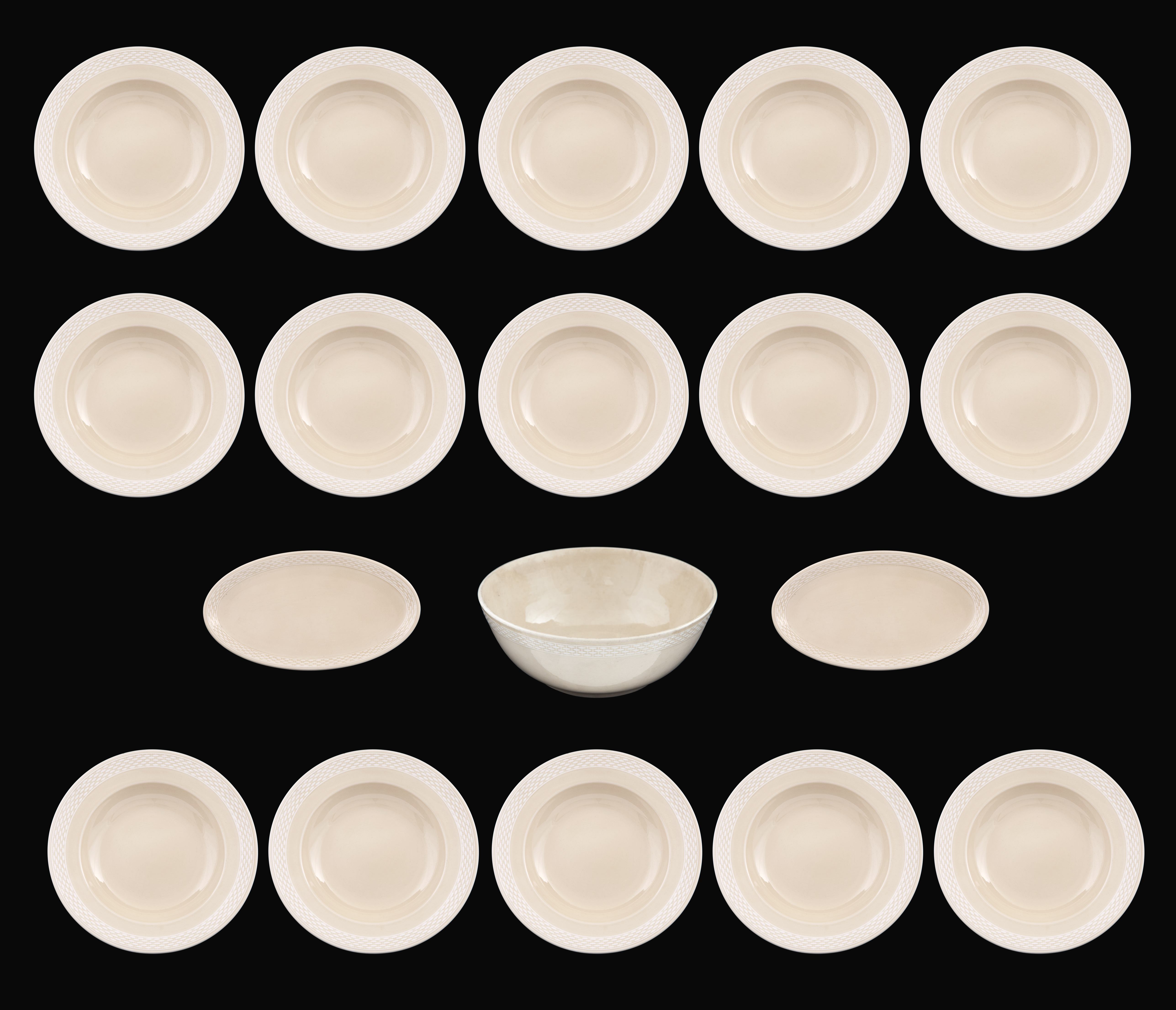CONJUNTO DE QUINCE PLATOS HONDOS, UN BOWL Y DOS BANDEJAS DA