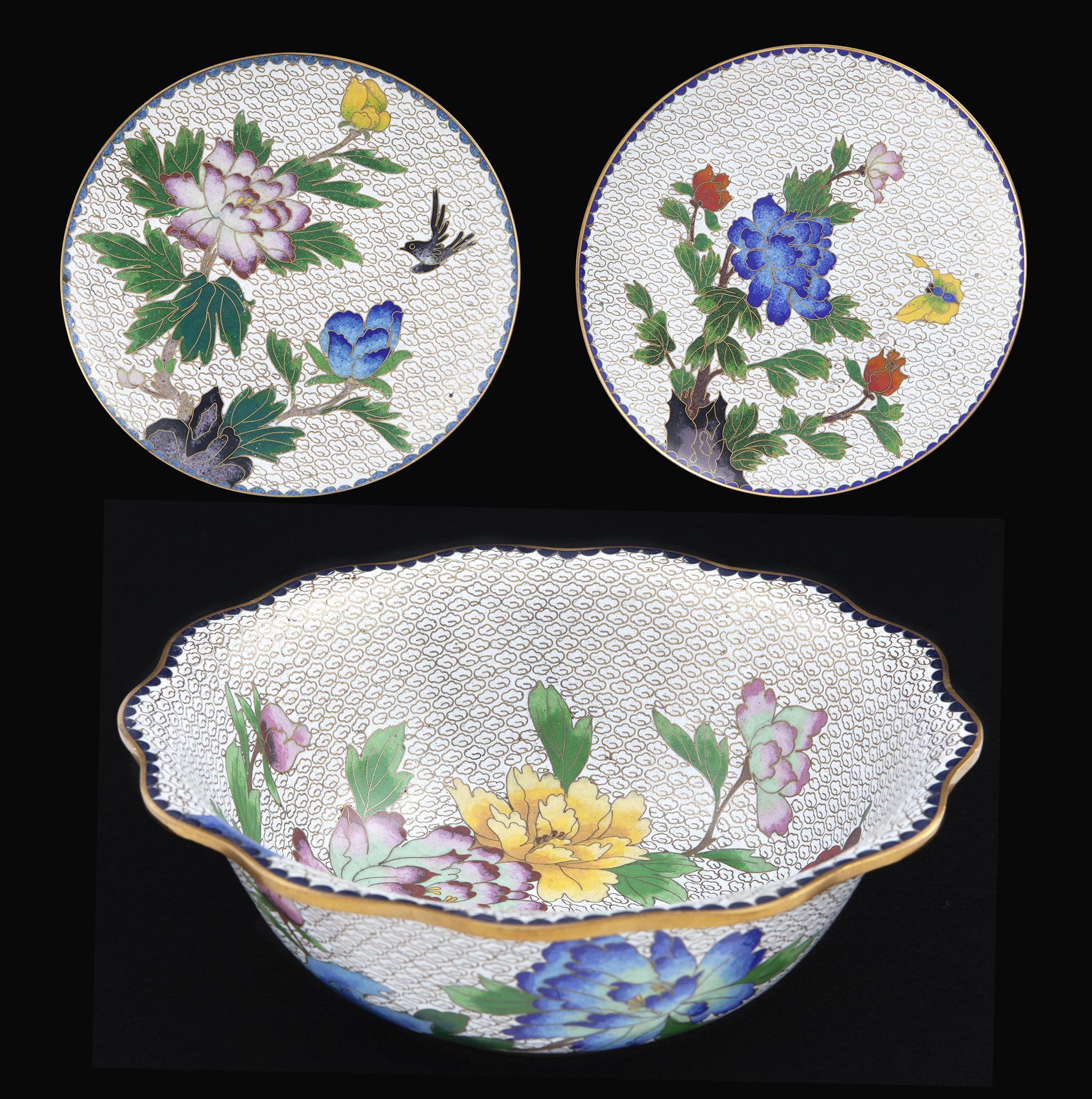 CONJUNTO FORMADO POR UN BOWL Y DOS PLATOS , CHINA, S.XX. 