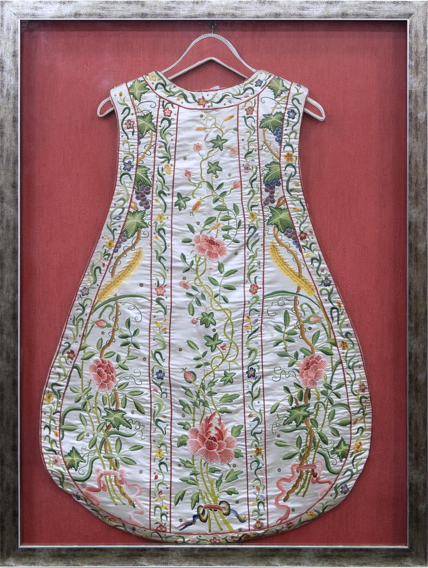 CASULLA CON DECORACIÓN BORDADA DE MOTIVOS FLORALES Y VEGETA