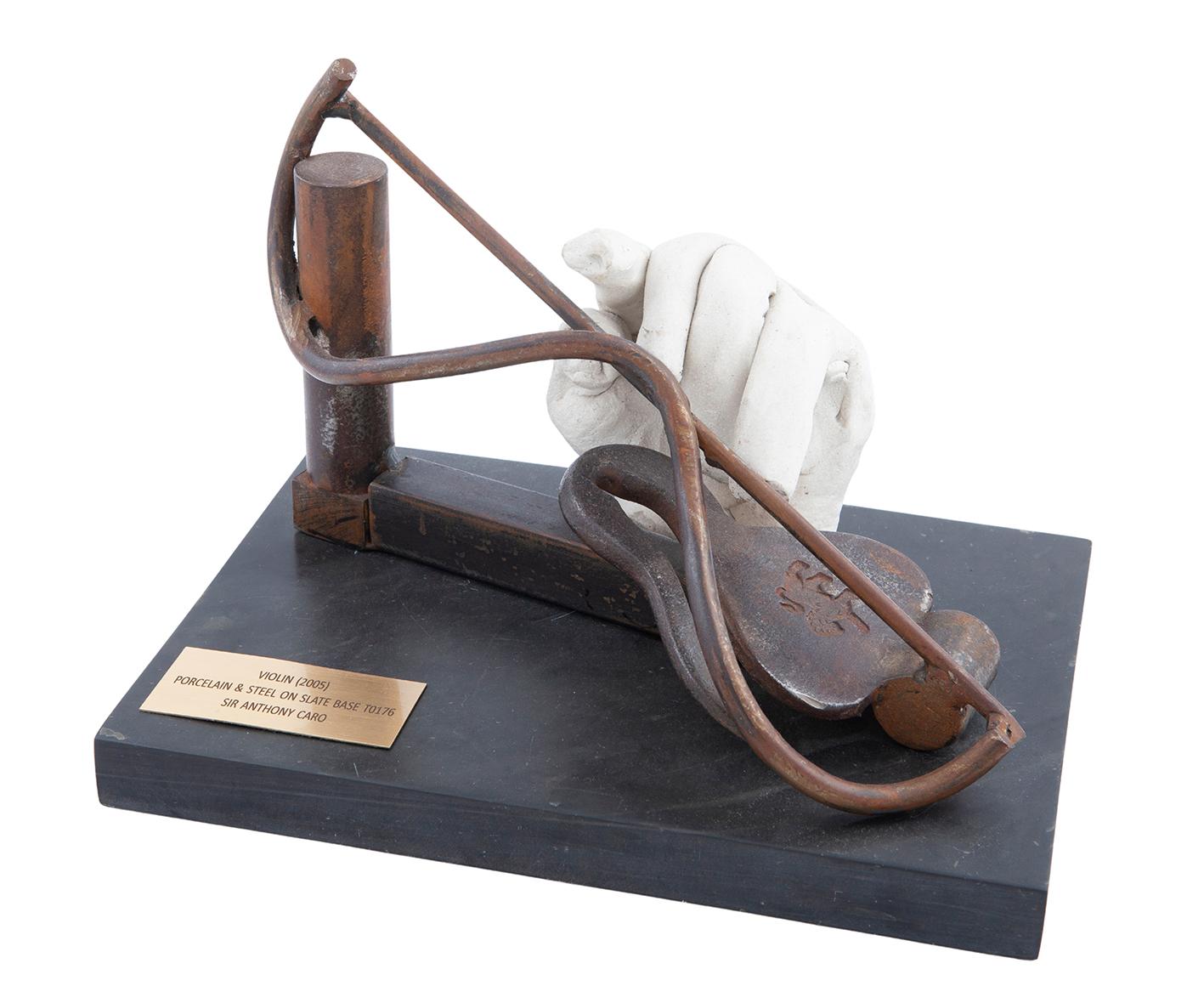 ESCULTURA EN GESSO Y ACERO DE MANO TOCANDO UN VIOLÍN (2005)