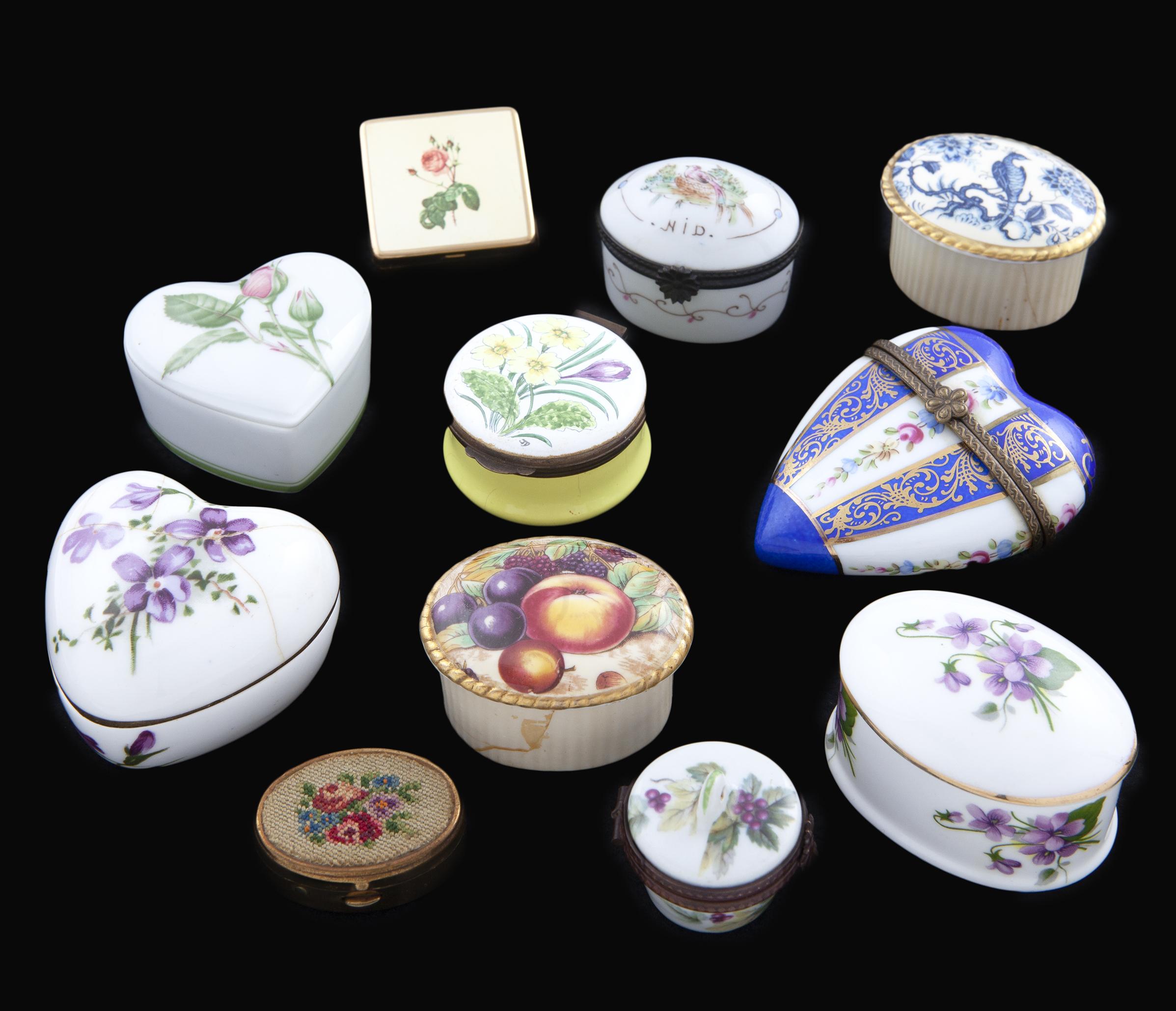 COLECCIÓN DE ONCE CAJITAS DE PORCELANA 