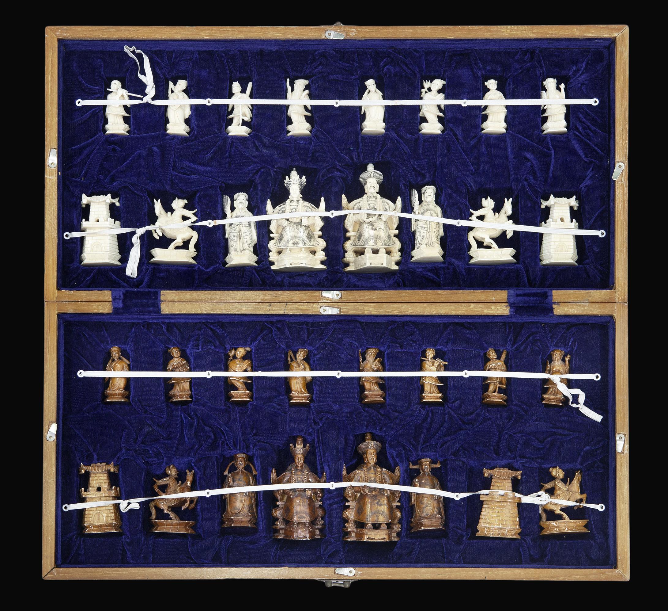 JUEGO DE AJEDREZ CON FIGURAS ORIENTALES TALLADAS EN MARFIL 