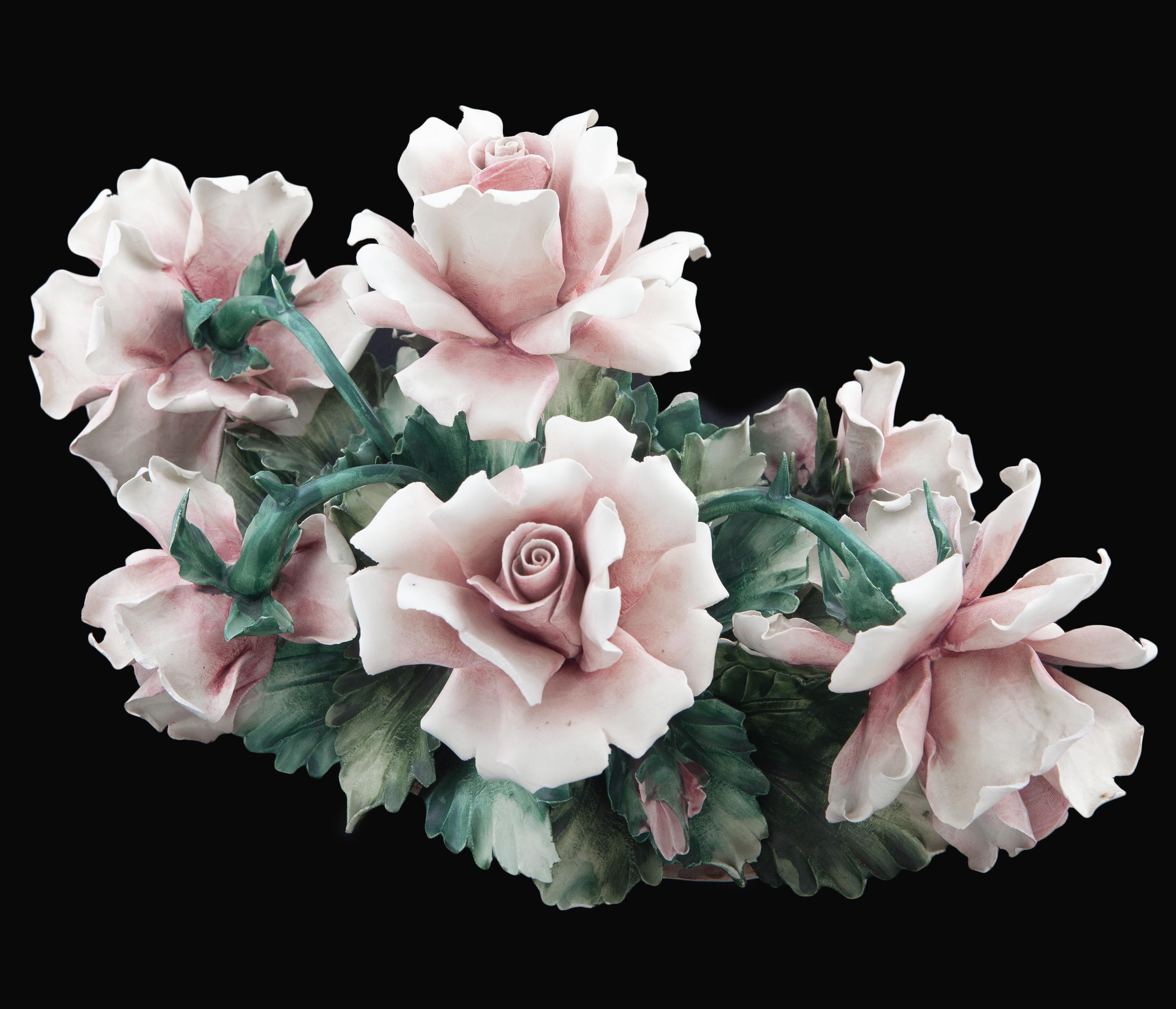 CENTRO DE MESA EN FORMA DE ROSAS DE PORCELANA CAPODIMONTE