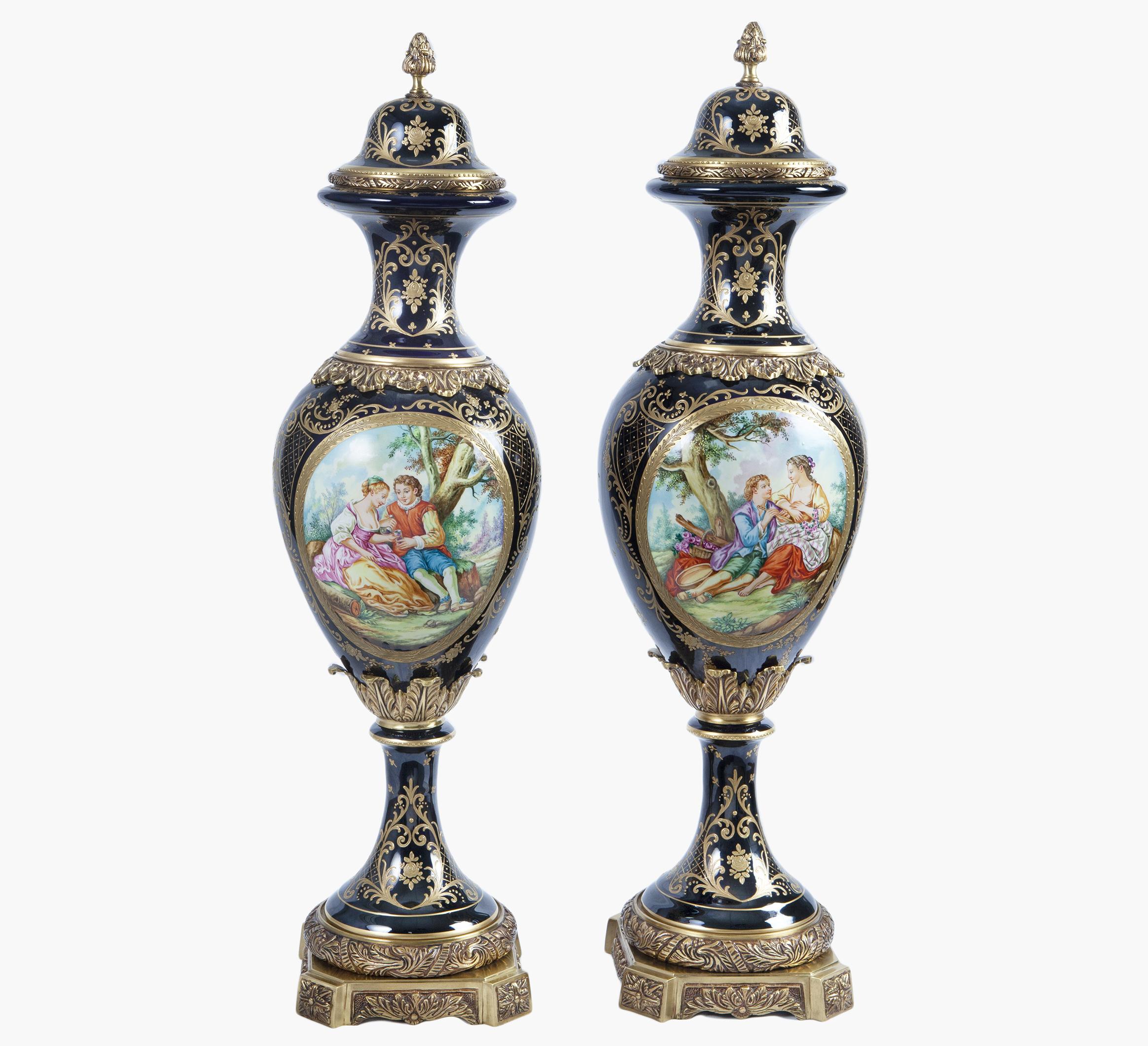 PAREJA DE JARRONES EN PORCELANA AZUL COBALTO ESTILO SÈVRES,