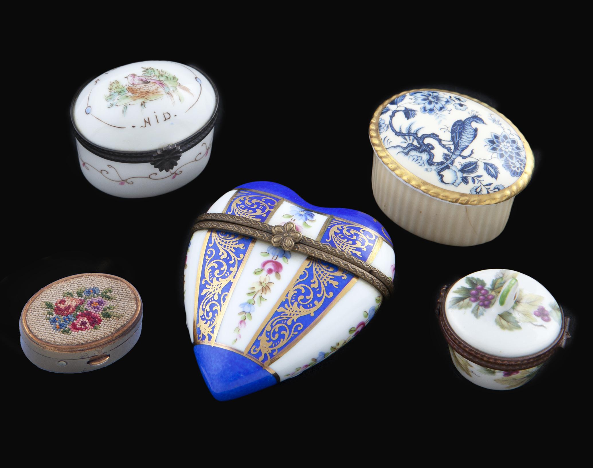 CONJUNTO DE 5 PASTILLEROS, S. XIX