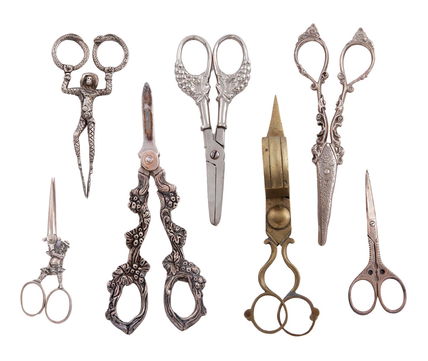 CONJUNTO DE SIETE TIJERAS EN METAL DE DIFERENTES TIPOS, S.X