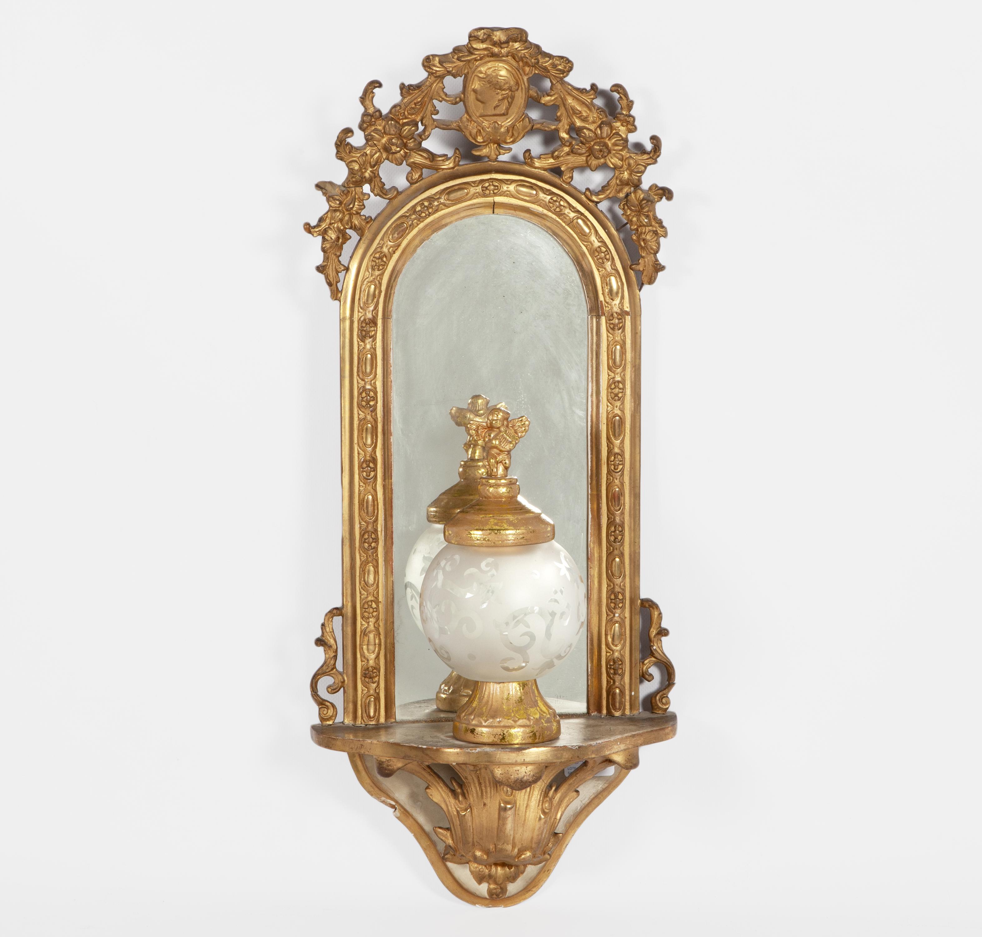 CORNUCOPIA ISABELINA EN MADERA TALLADA Y DORADA. CA.1900