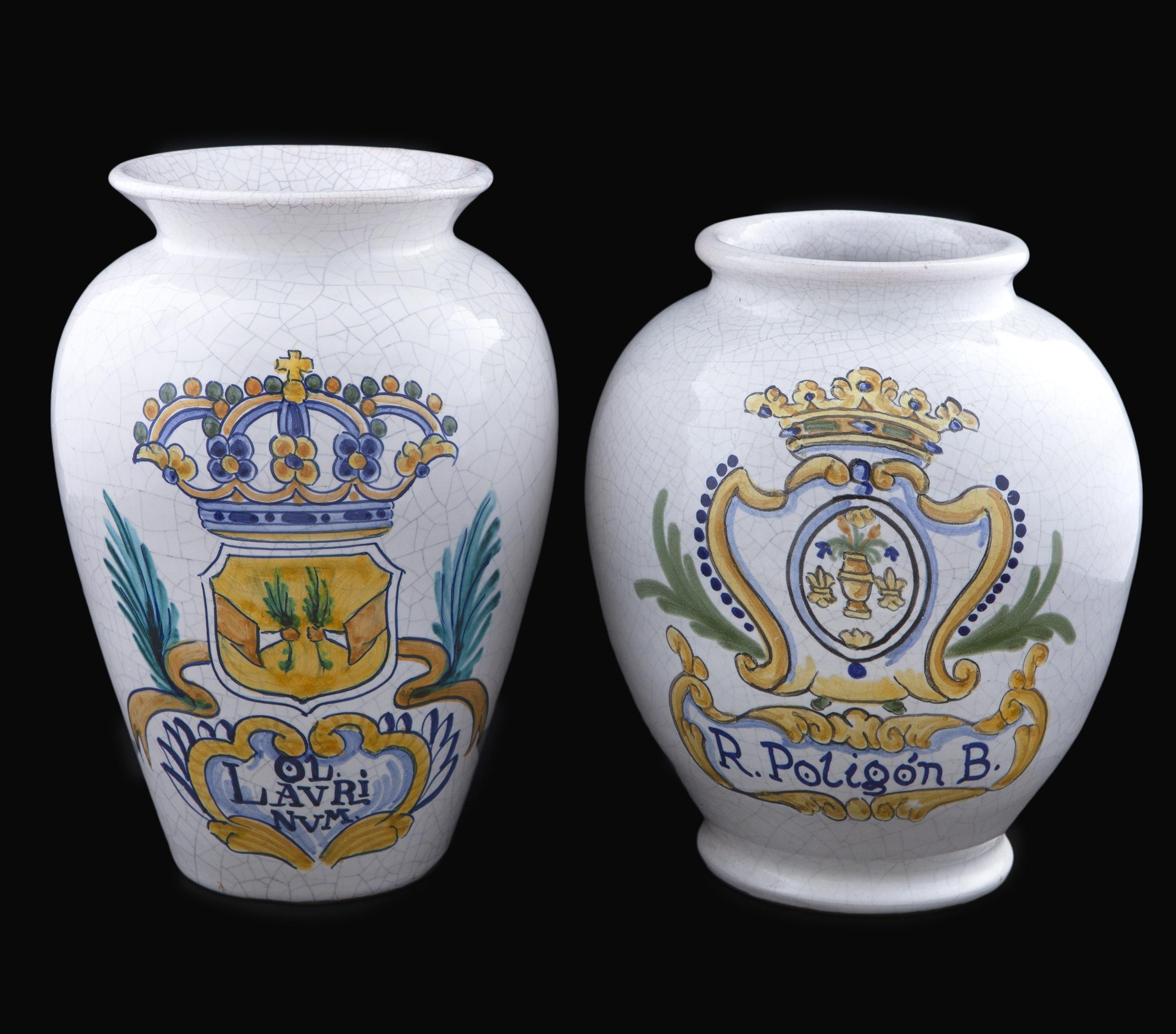 PAREJA DE JARRONES FARMACÉUTICOS EN CERÁMICA. S.XX