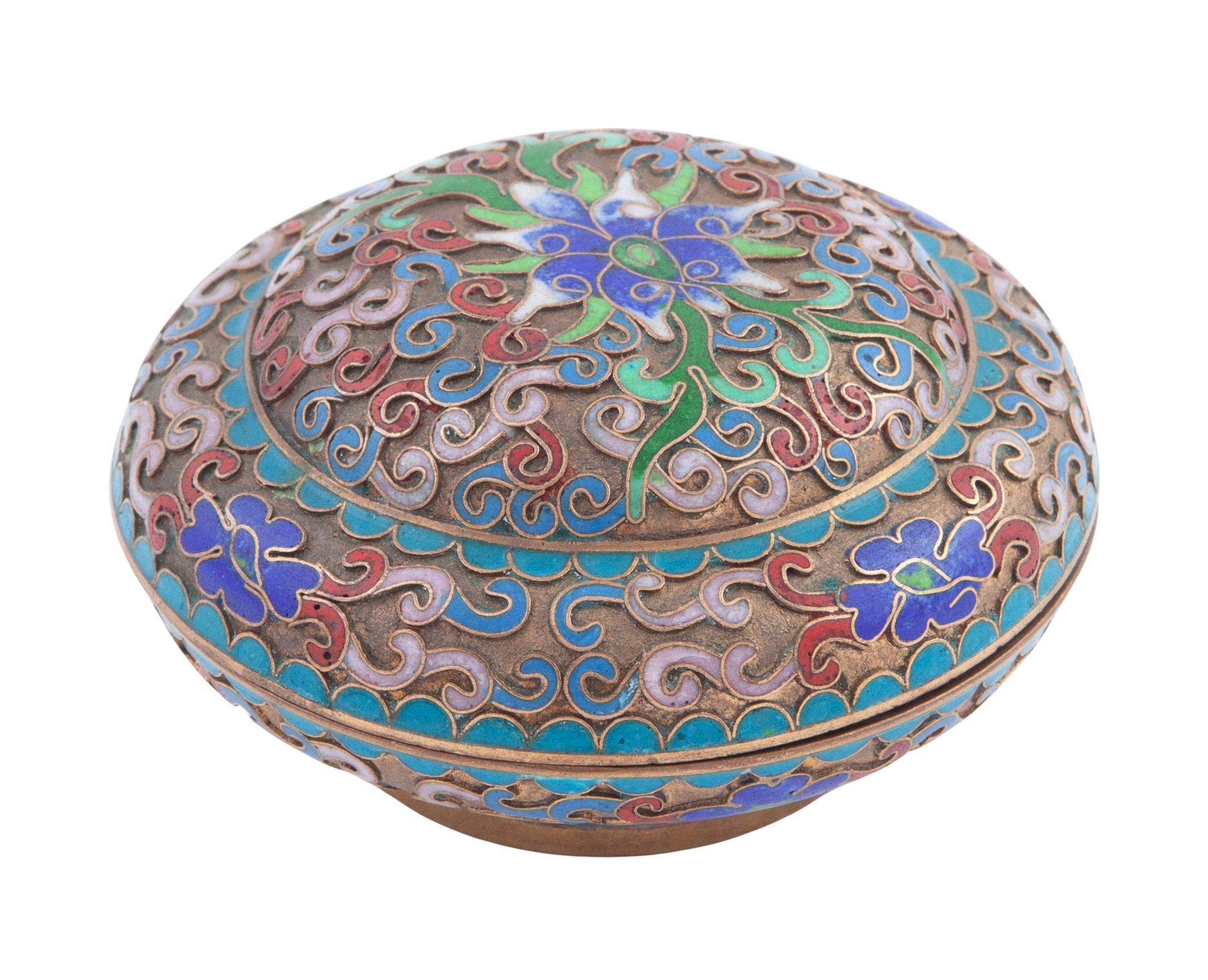 CAJITA EN METAL DORADO REPUJADO Y ESMALTADO. CHINA. S.XIX