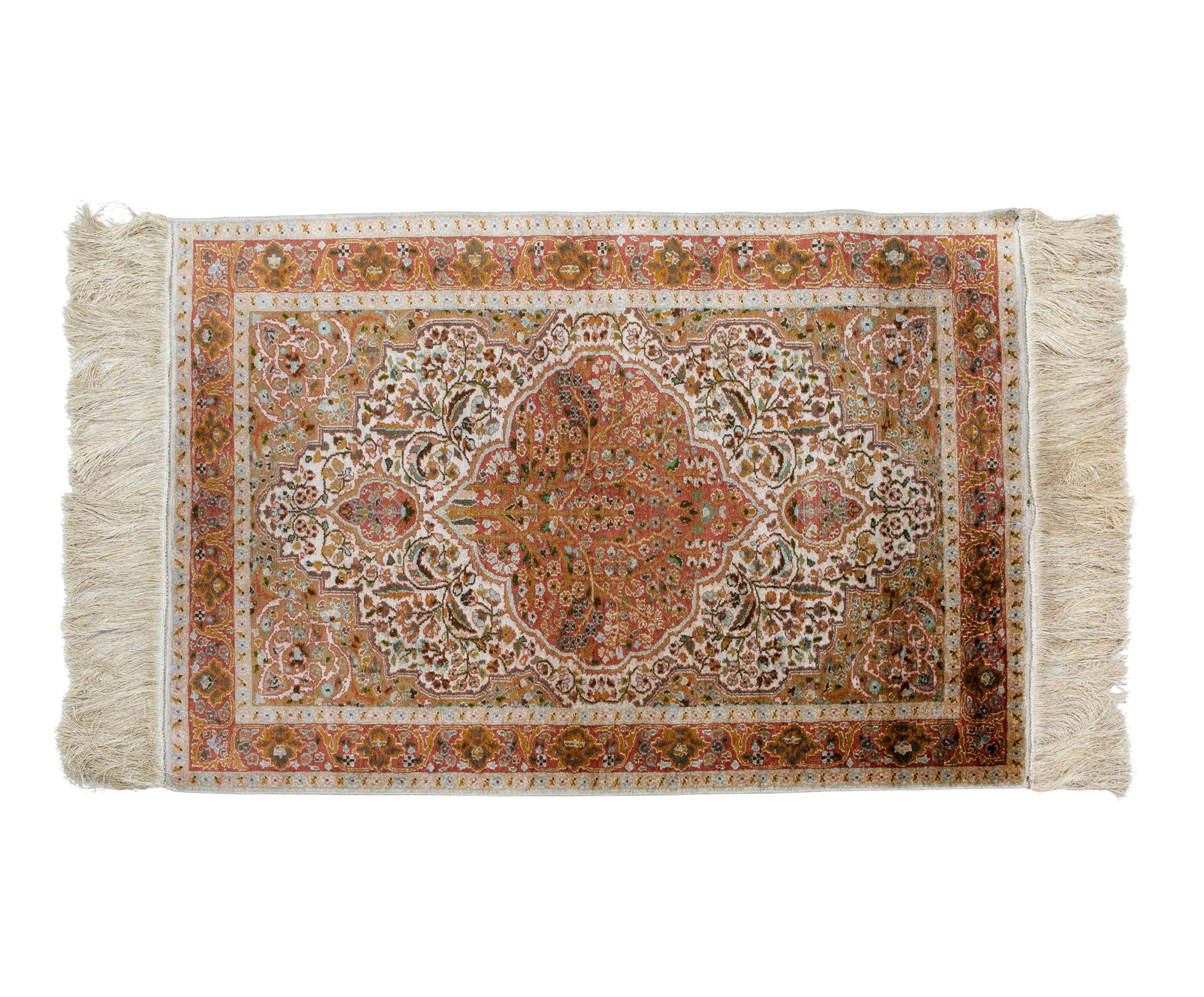 ALFOMBRA REALIZADA EN SEDA EN COLORES CLAROS