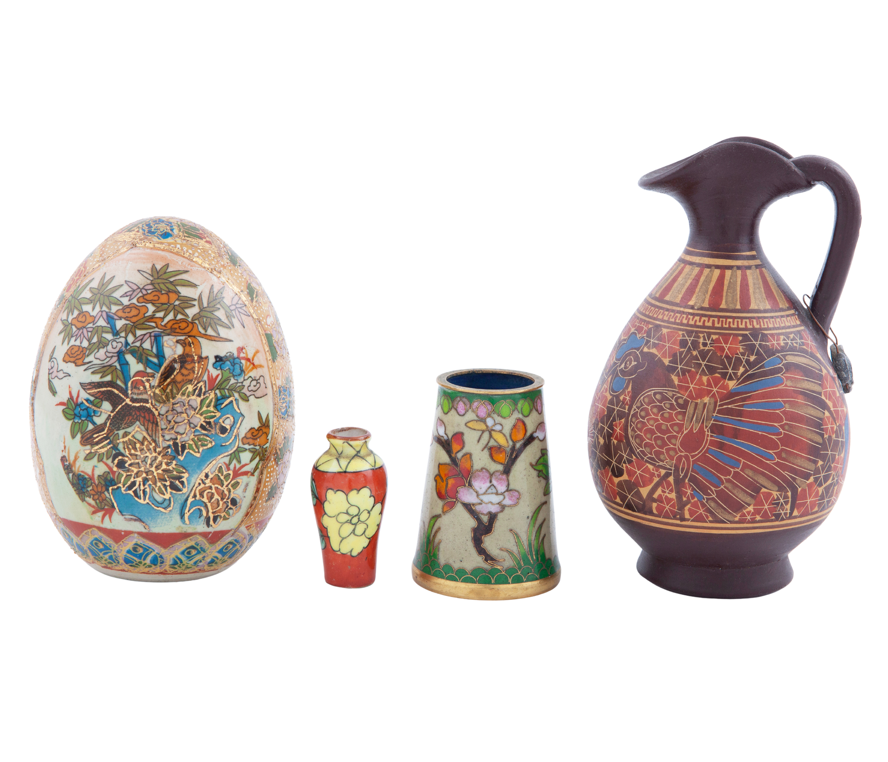 LOTE DE HUEVO PINTADO A MANO Y TRES OBJETOS EN CERÁMICA