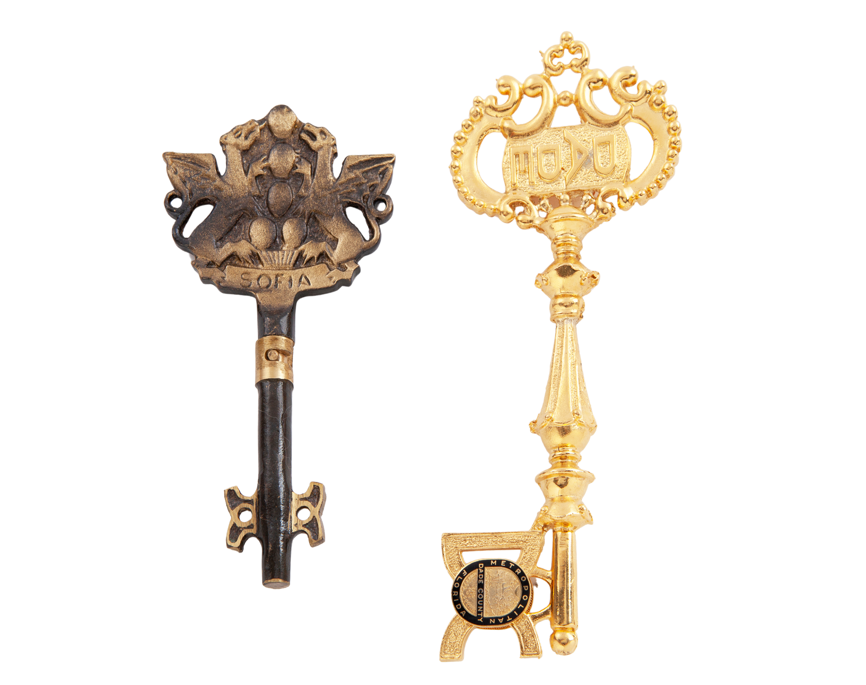 PAREJA DE LLAVES EN METAL REPUJADO