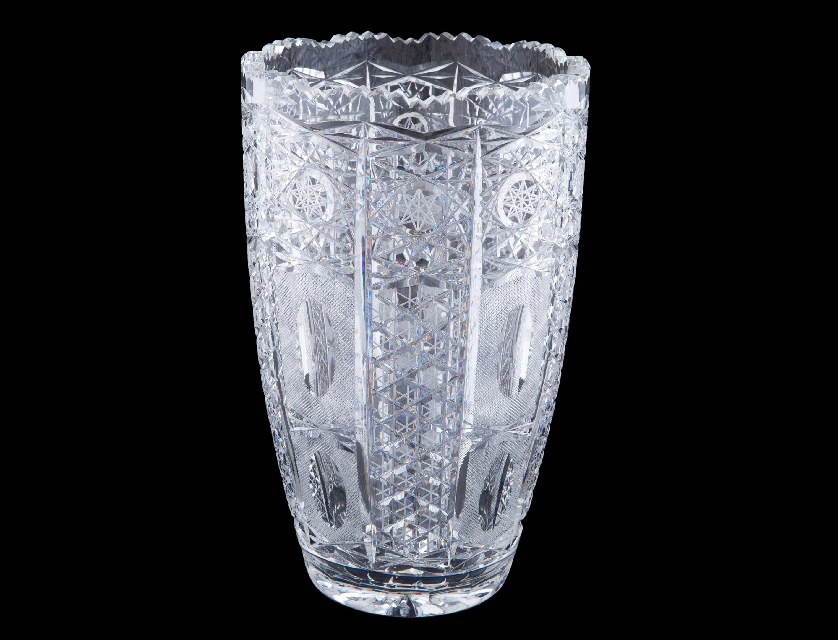 JARRÓN EN CRISTAL TALLADO CON DECORACIÓN GEOMÉTRICA