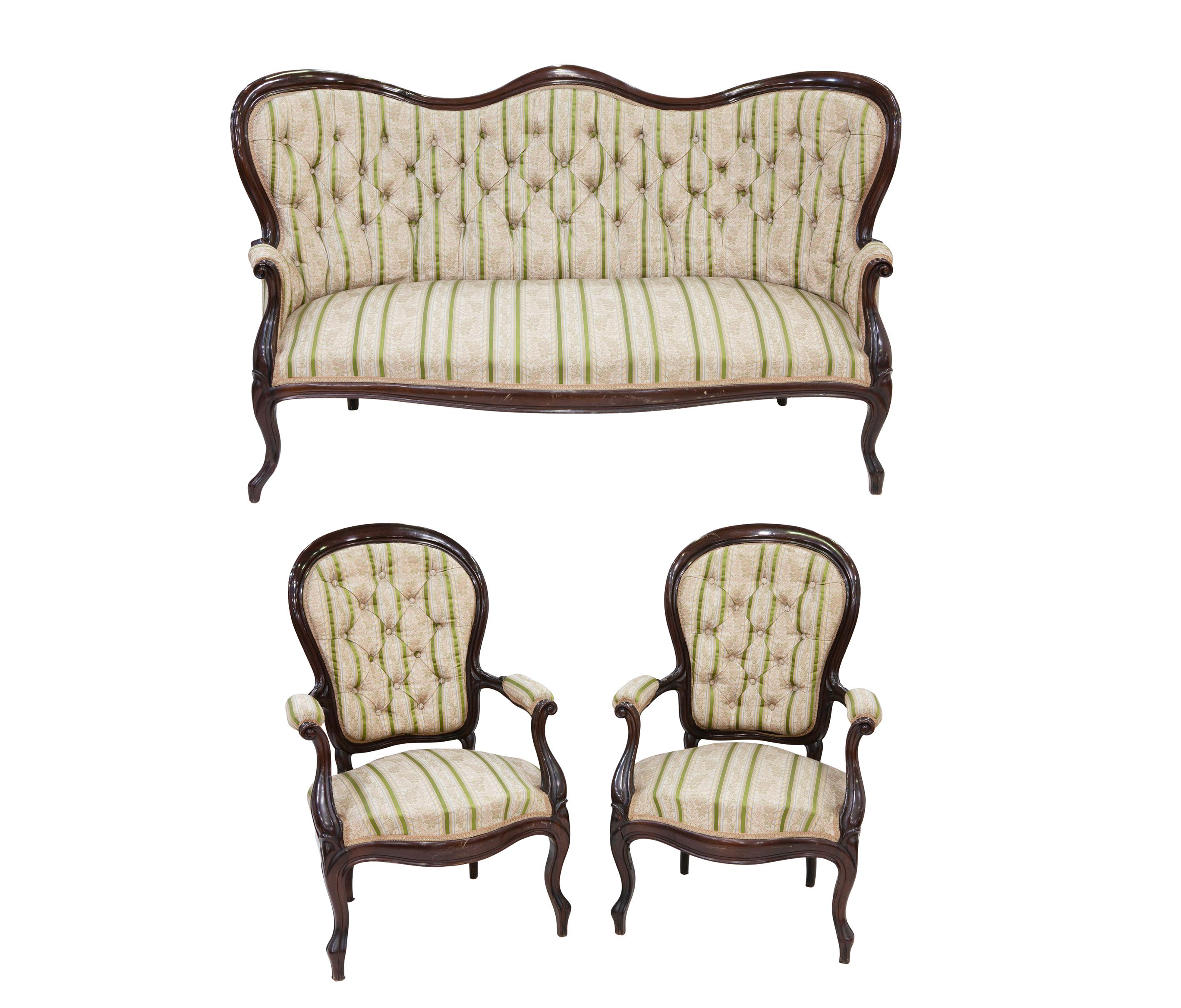 SOFÁ Y PAREJA DE BUTACAS EN MADERA DE NOGAL, ESTILO ISABELI