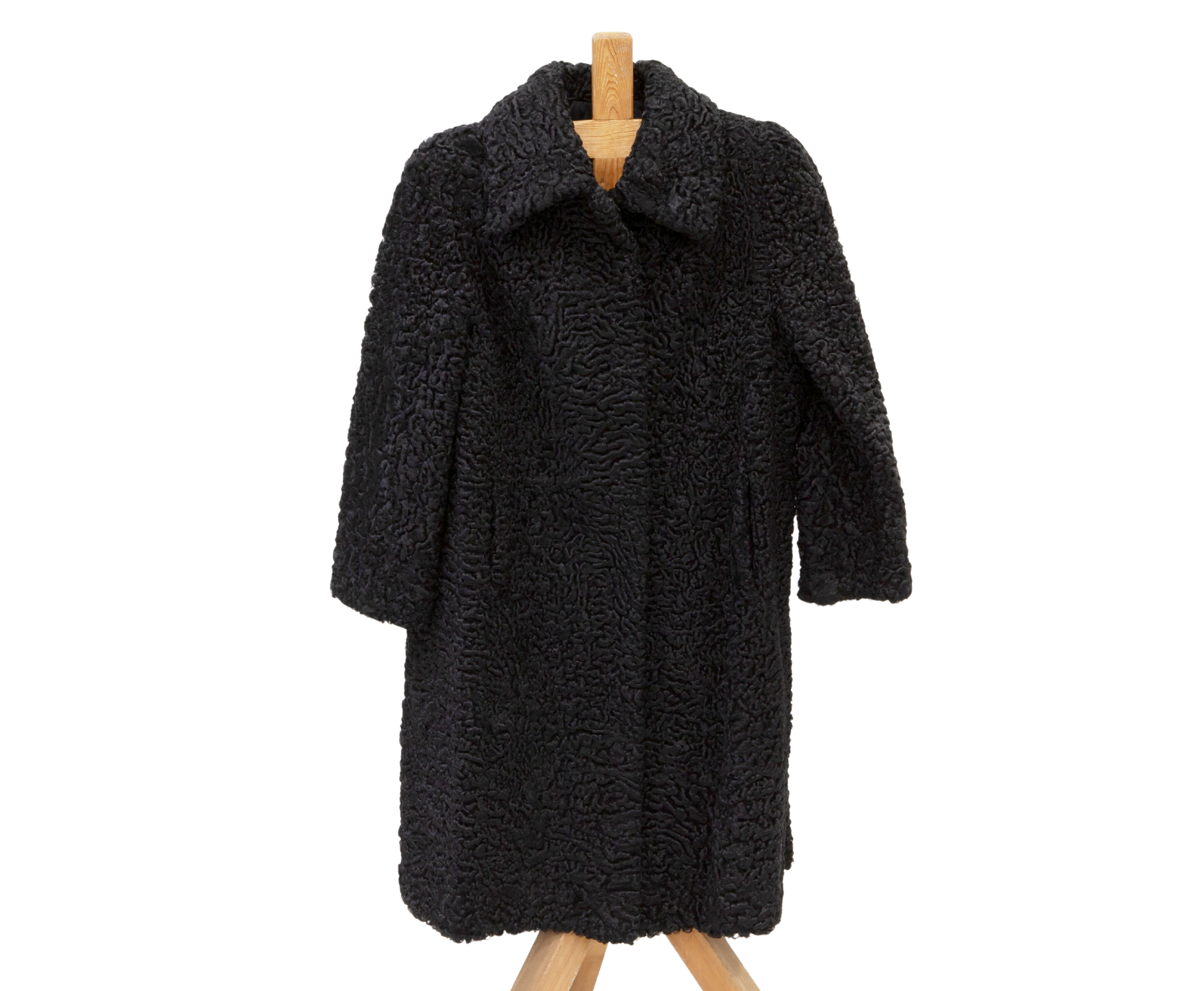 ABRIGO EN PIEL DE ASTRACÁN RUSO EN COLOR NEGRO