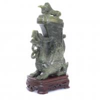 ESCUELA CHINA, SIGLO XX. FIGURA DE DRAGÓN EN JADE.