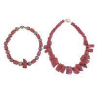 DOS COLLARES EN CORAL.