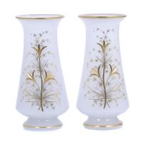 PAREJA DE JARRONES DE OPALINA BLANCA EN CRISTAL DE BACCARAT