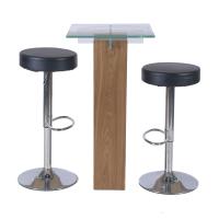 Mesa y pareja de taburetes de bar.