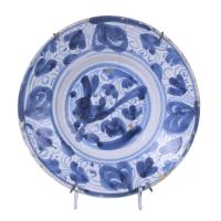 Plato de Teruel de la serie "Hoja-ala Liebre", siglo XVIII.