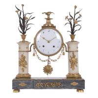 Reloj de sobremesa en pórtico Luis XVI, circa 1770 - 1780.