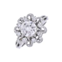 Anillo en forma floral con rosetón de diamantes.