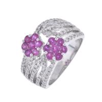 Anillo con rubíes y diamantes.