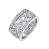 Anillo ancho en forma de coraxones con diamantes.
